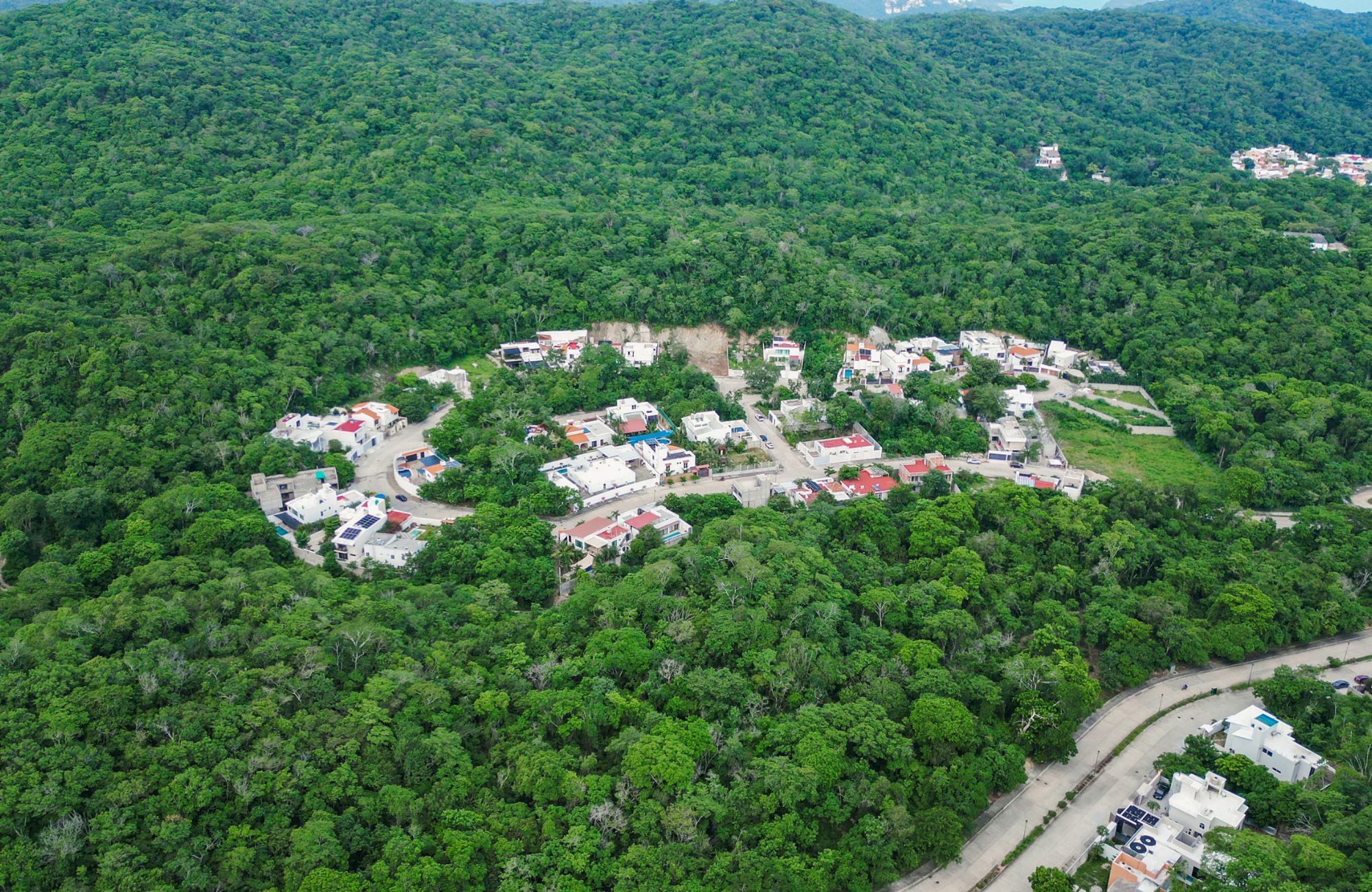 Lot to build a villa, in a quiet residential area with underground services. Create the house of your dreams and live surrounded by nature.