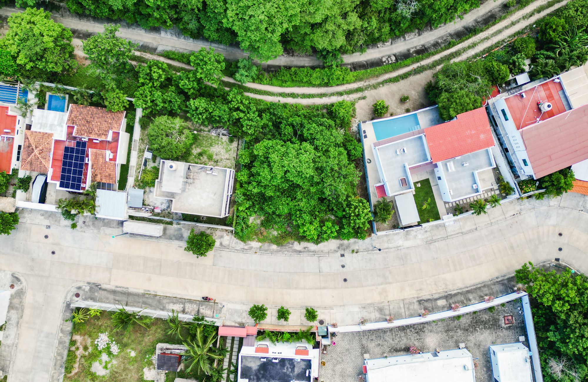 Lot to build a villa, in a quiet residential area with underground services. Create the house of your dreams and live surrounded by nature.