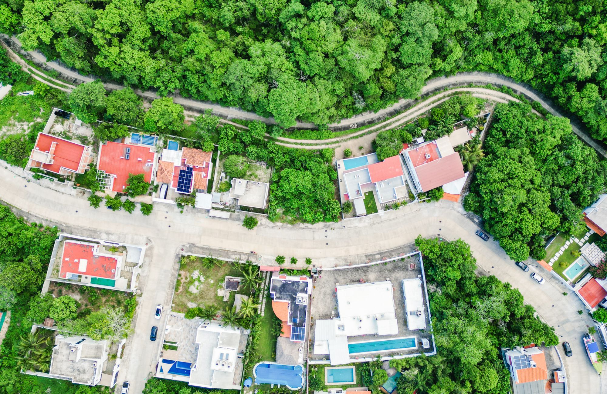 Lot to build a villa, in a quiet residential area with underground services. Create the house of your dreams and live surrounded by nature.