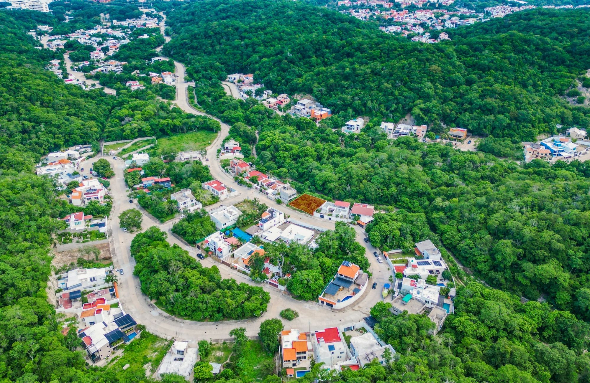 Lot to build a villa, in a quiet residential area with underground services. Create the house of your dreams and live surrounded by nature.