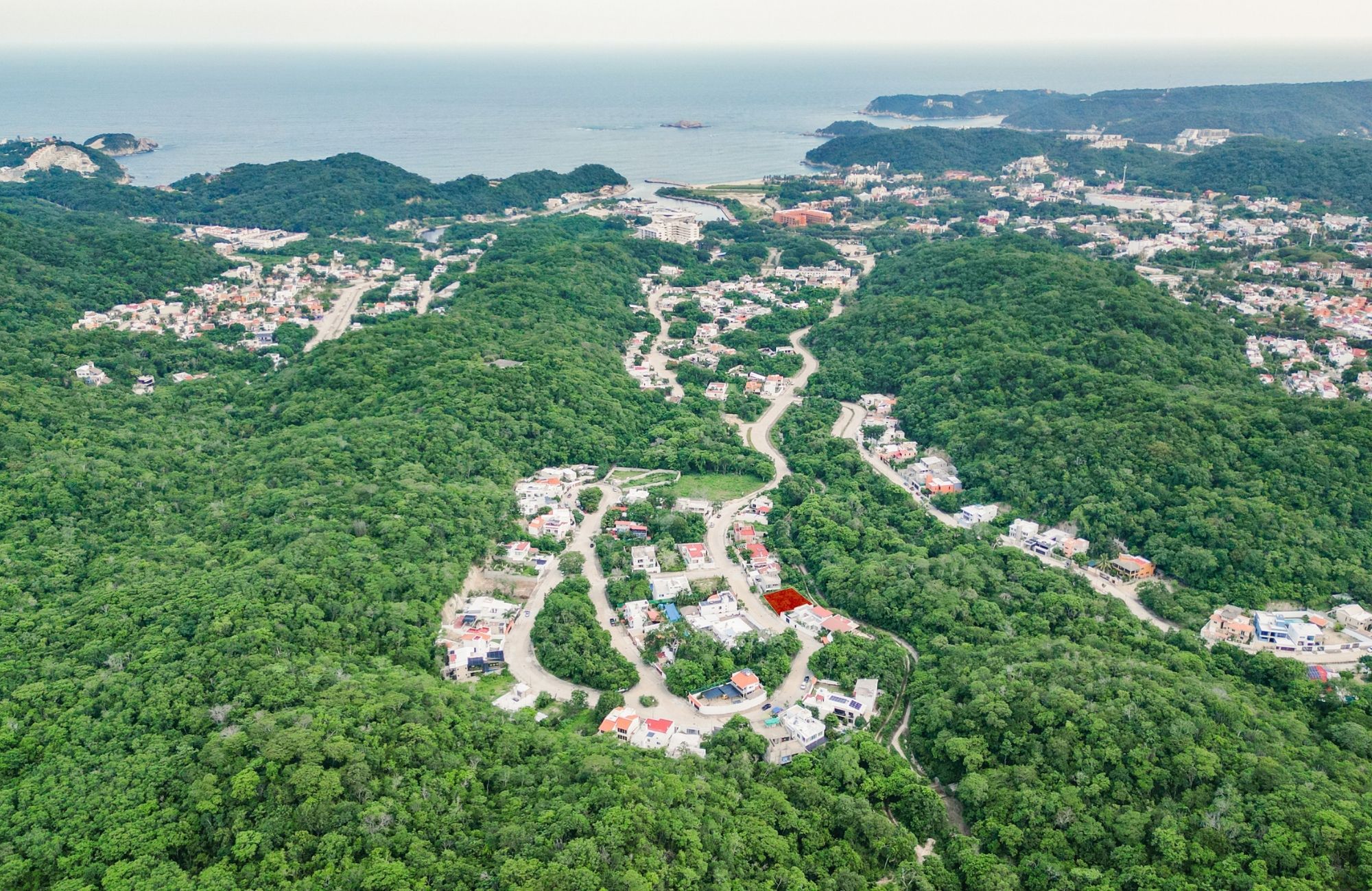 Lot to build a villa, in a quiet residential area with underground services. Create the house of your dreams and live surrounded by nature.