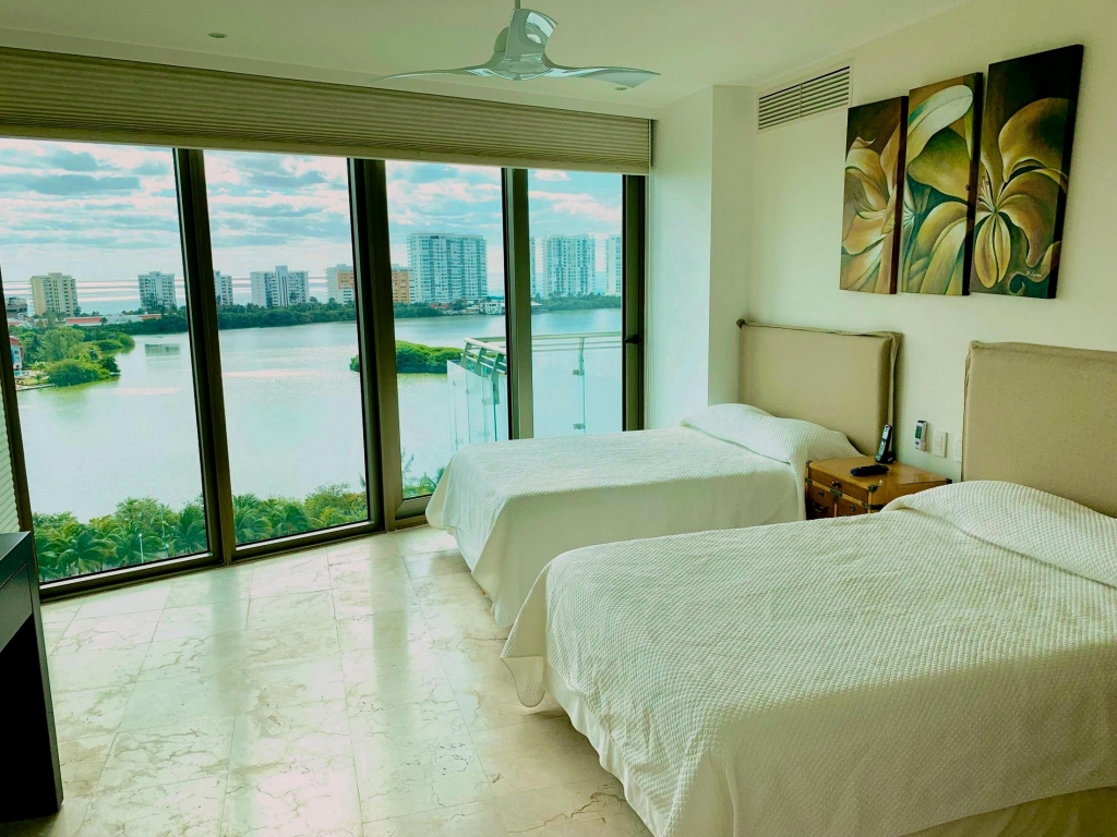 Luxury Oceanfront Condo for Sale, Hotel Zone, Canc&uacute;n