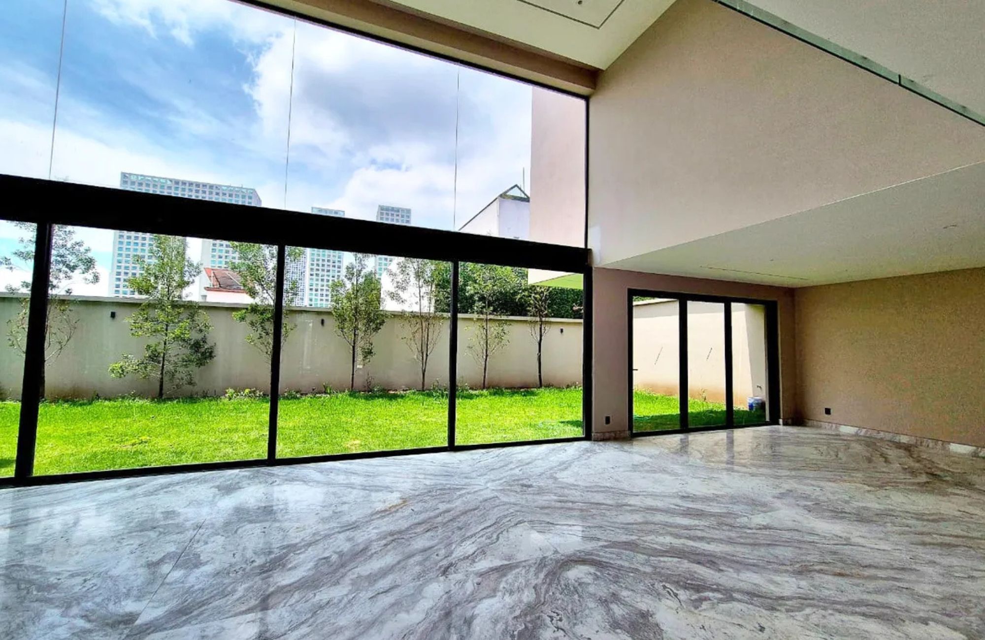 House with office and game room for sale, Bosque de las Lomas, Mexico City