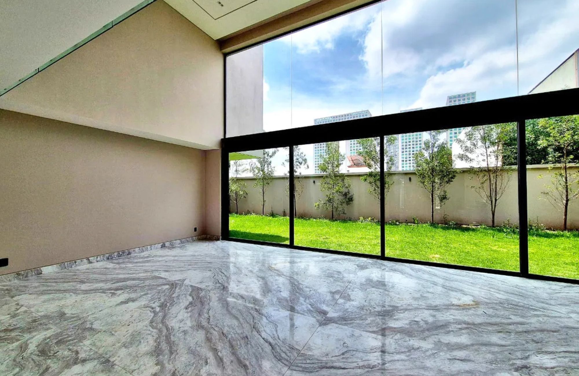 House with office and game room for sale, Bosque de las Lomas, Mexico City