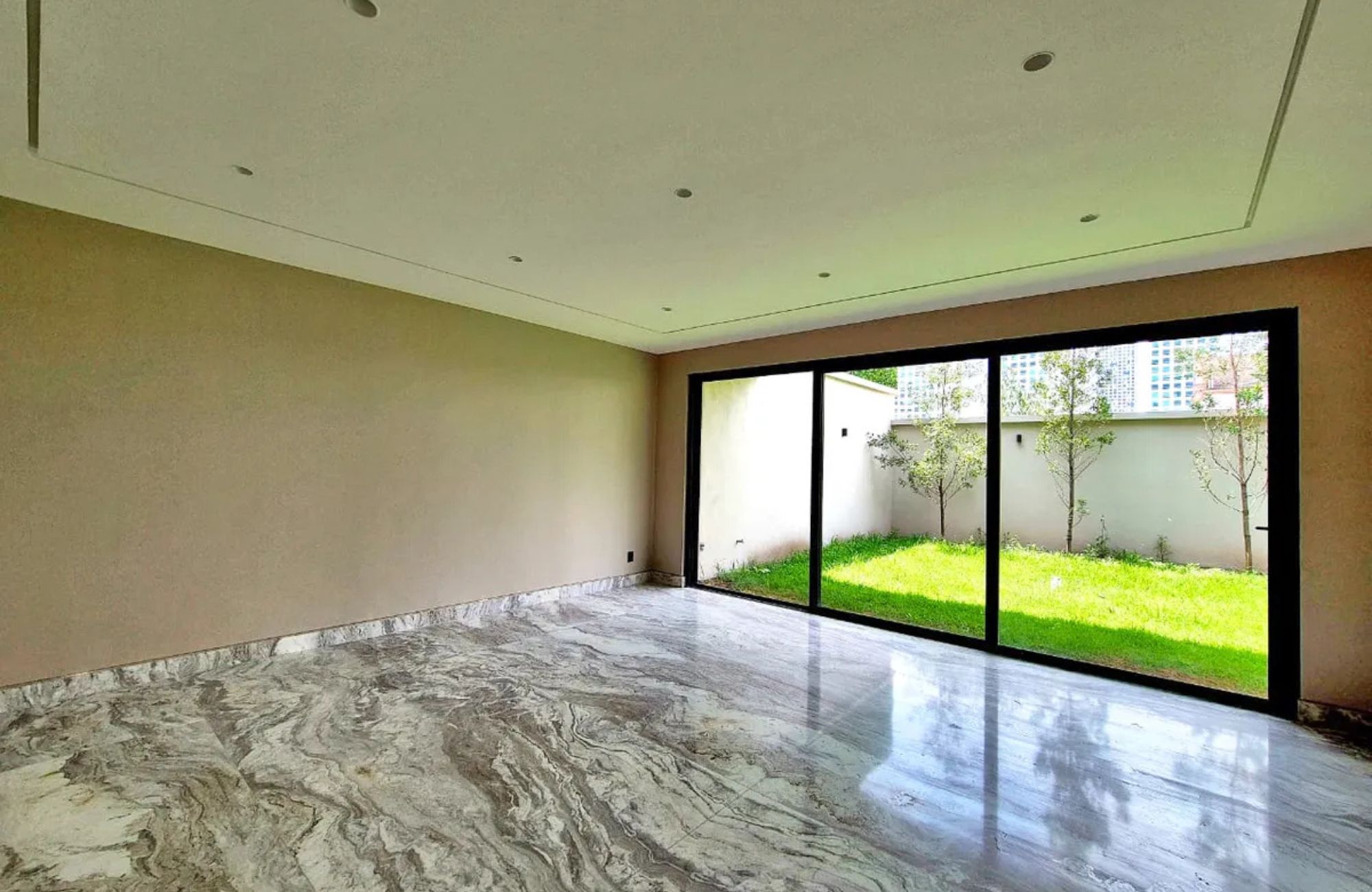 House with office and game room for sale, Bosque de las Lomas, Mexico City
