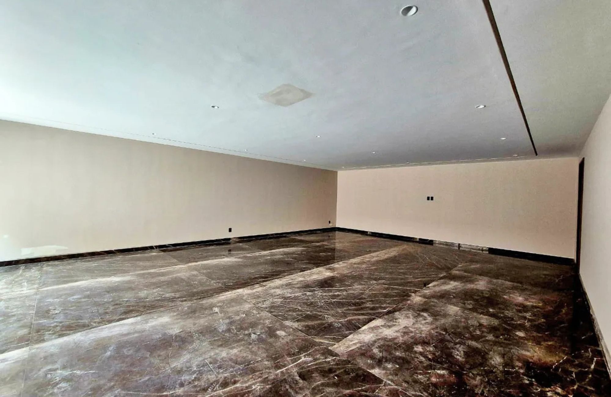 House with office and game room for sale, Bosque de las Lomas, Mexico City