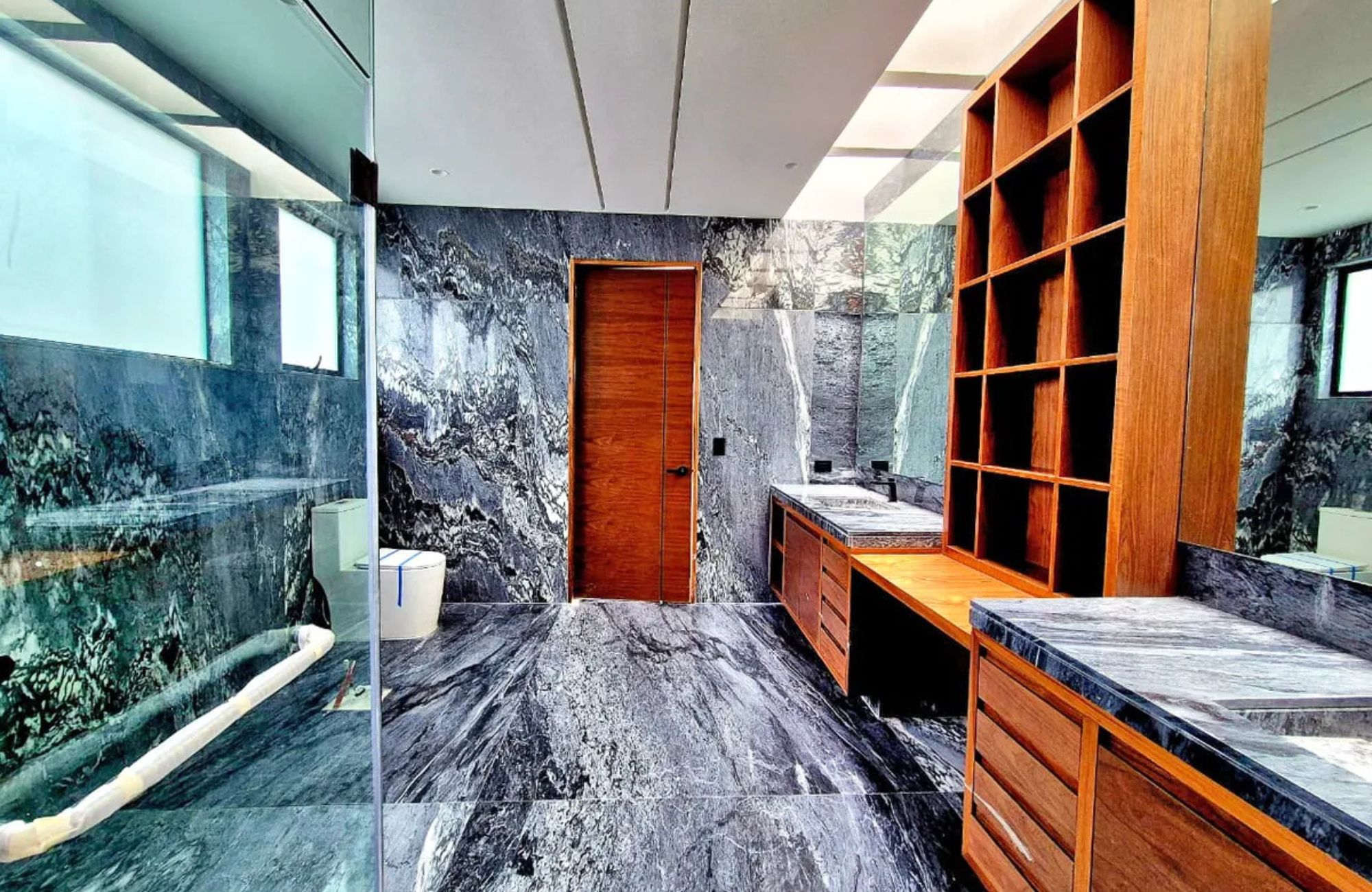 House with office and game room for sale, Bosque de las Lomas, Mexico City