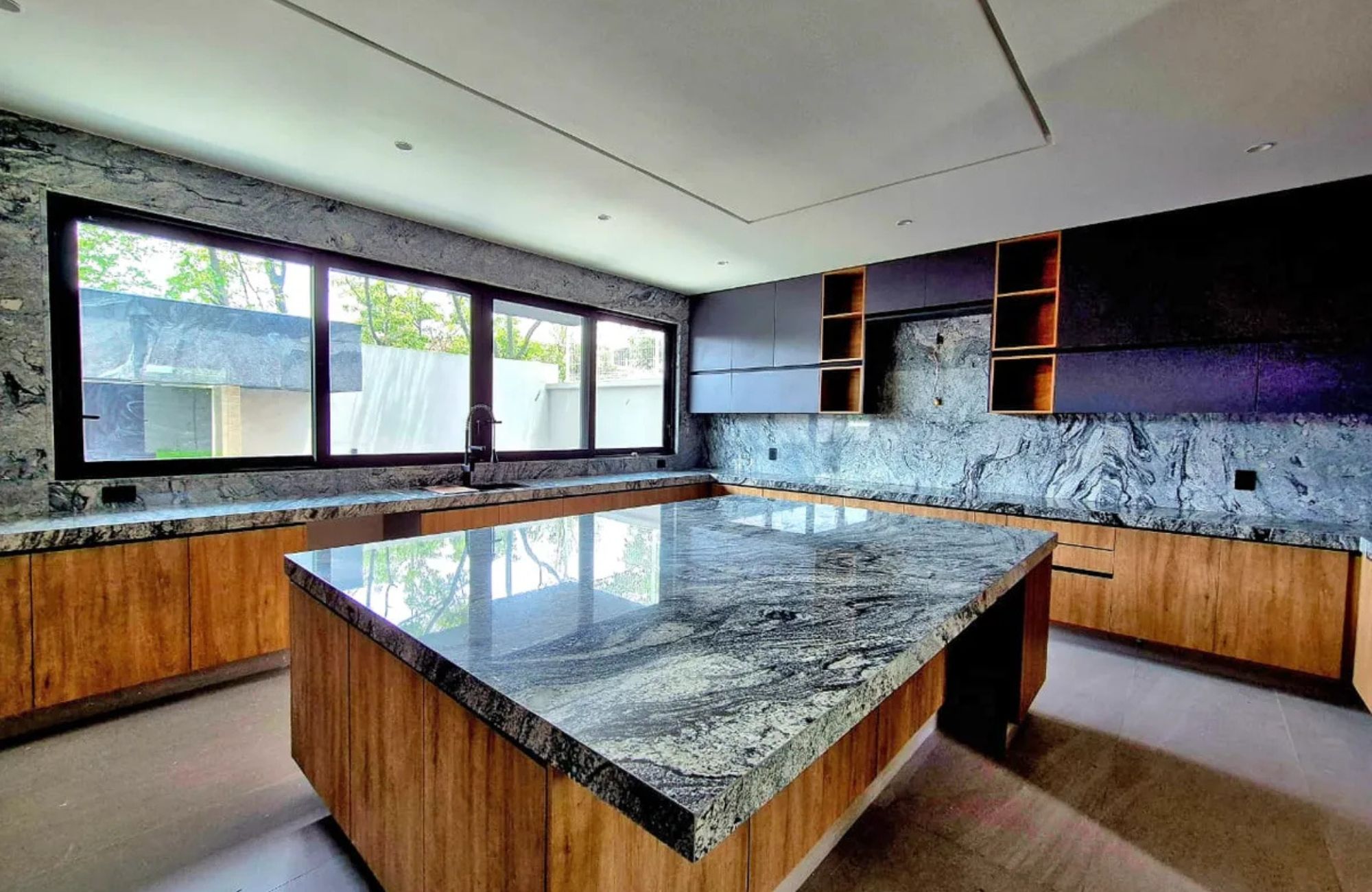 House with office and game room for sale, Bosque de las Lomas, Mexico City