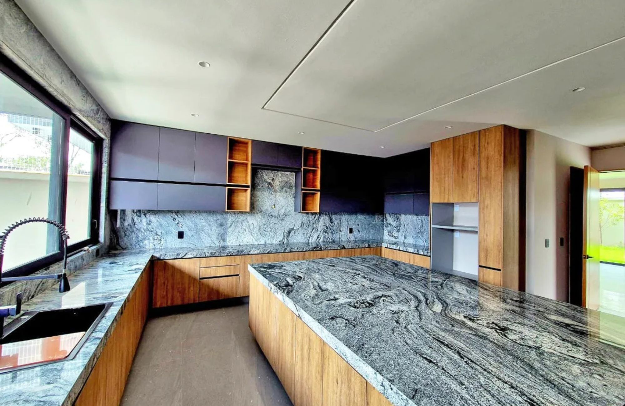 House with office and game room for sale, Bosque de las Lomas, Mexico City