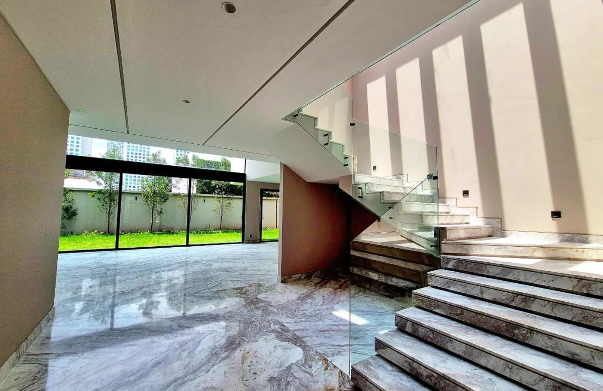 House with office and game room for sale, Bosque de las Lomas, Mexico City