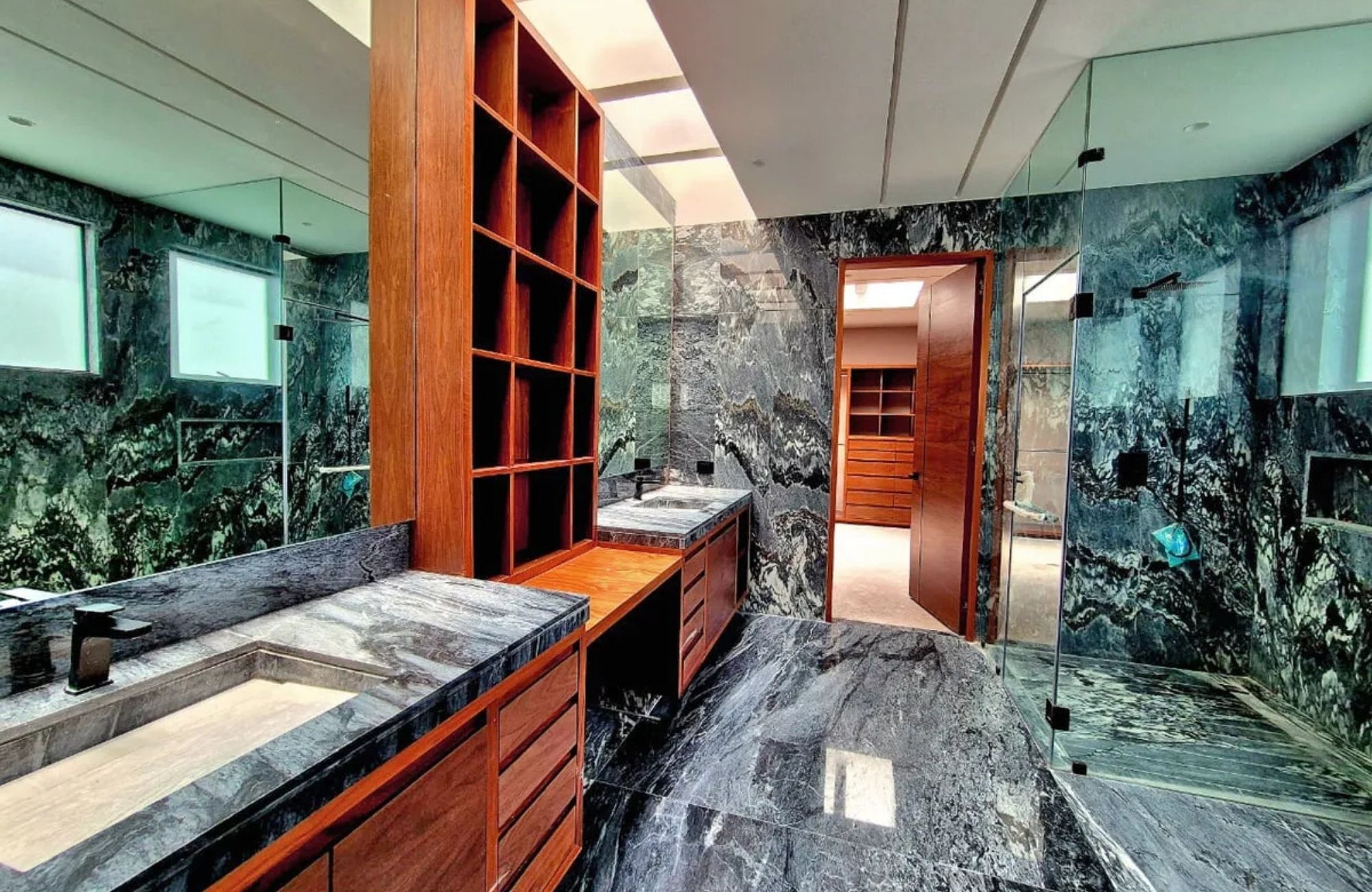 House with office and game room for sale, Bosque de las Lomas, Mexico City