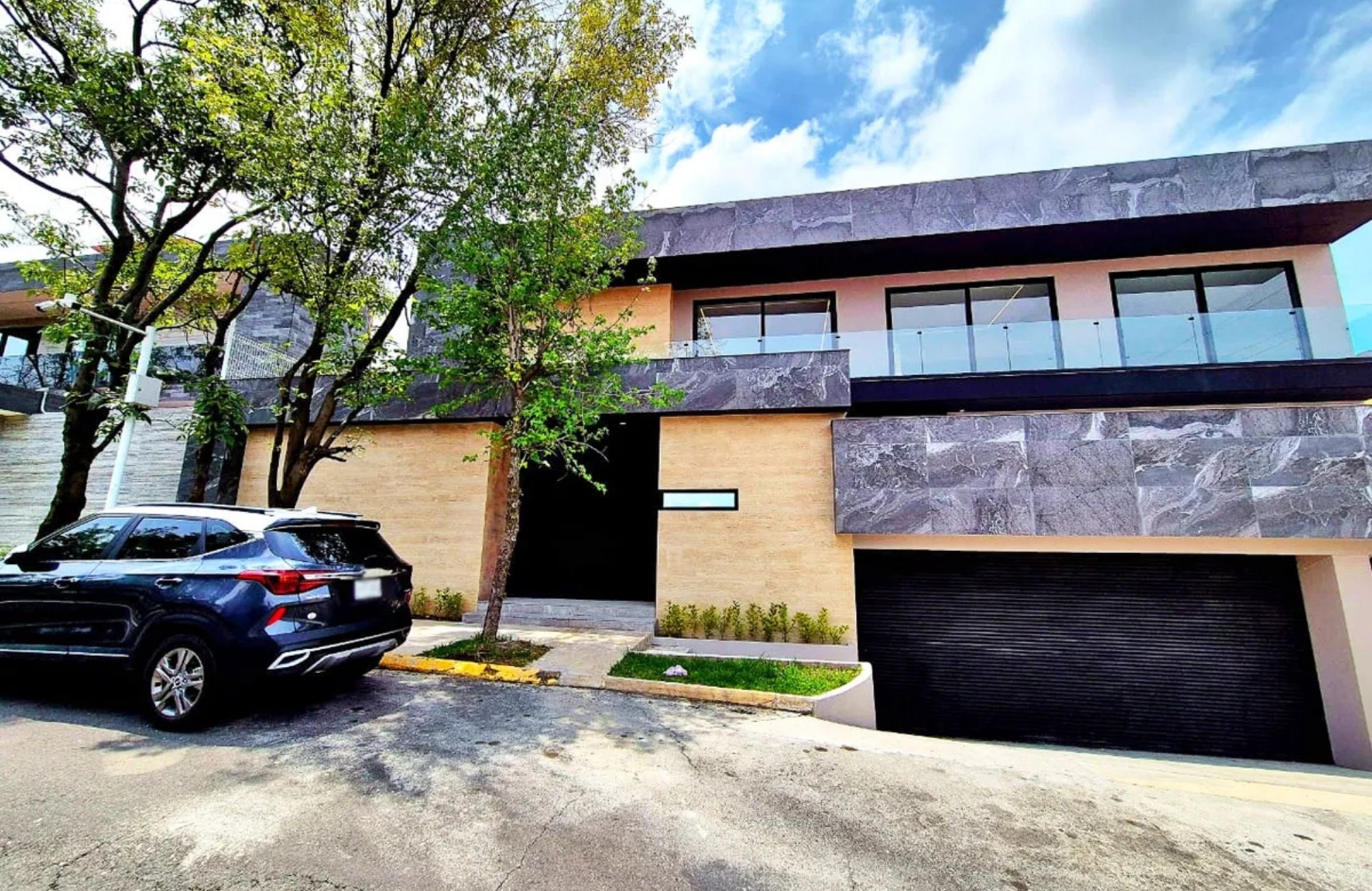 House with office and game room for sale, Bosque de las Lomas, Mexico City