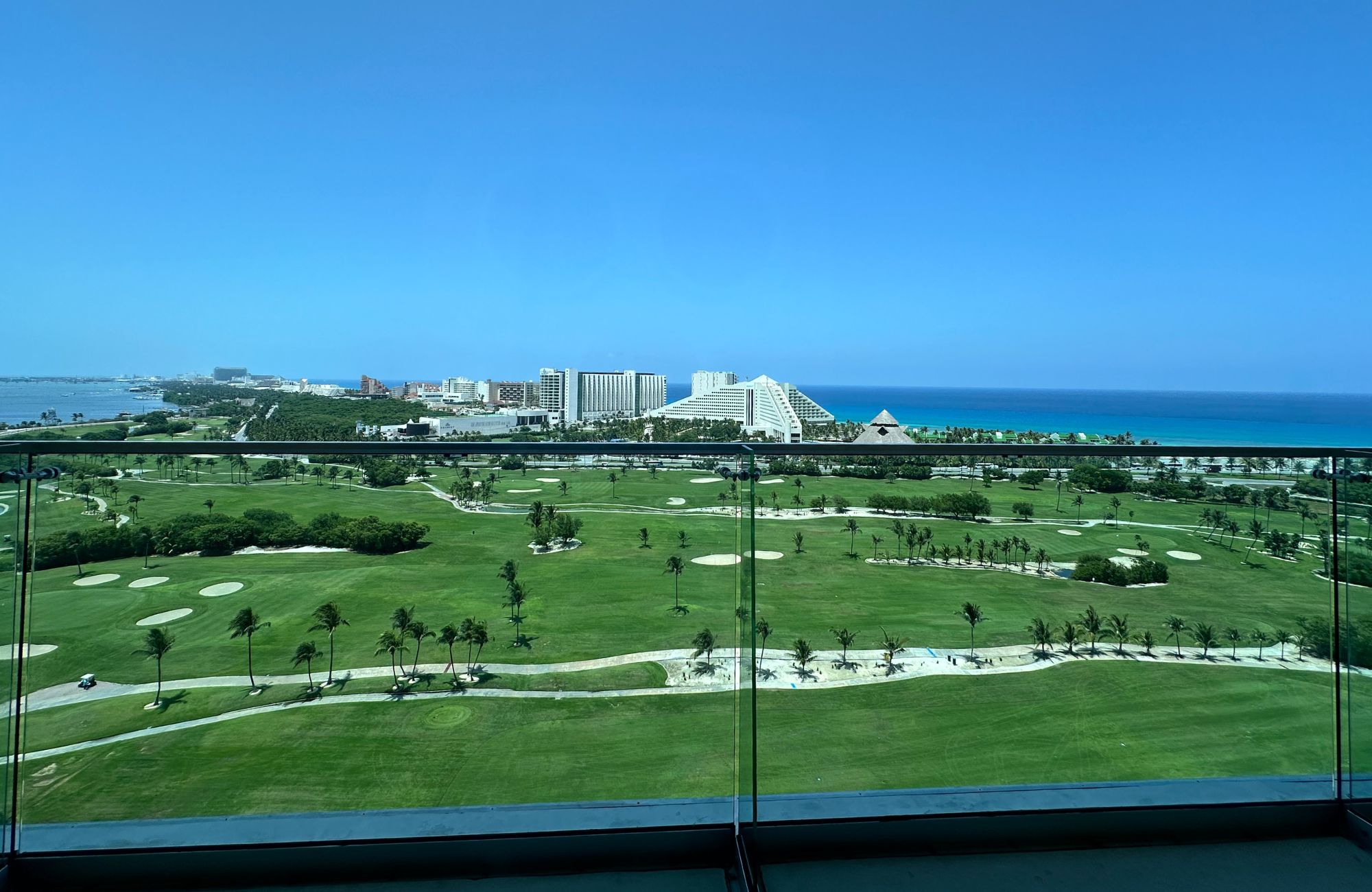 Condominio con vista al mar, campo de golf y la reserva natural. En edificio sustentable, cuenta con dos recamaras, balcones, elevador