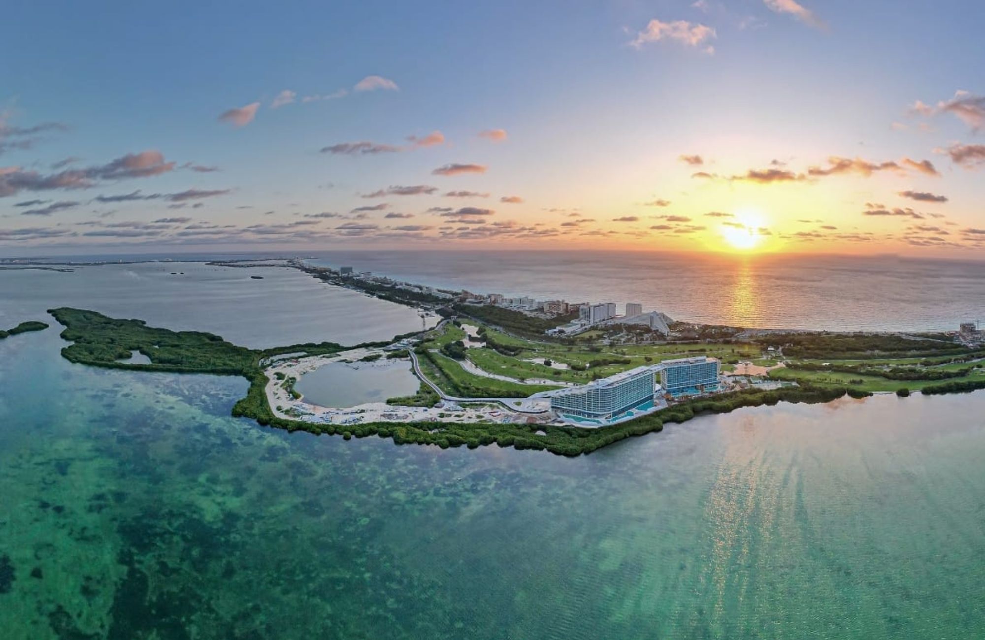 Ocean view condo with, dock, adults pool, pet park, golf, marina,  beach club, for sale Puerto Canc&uacute;n.