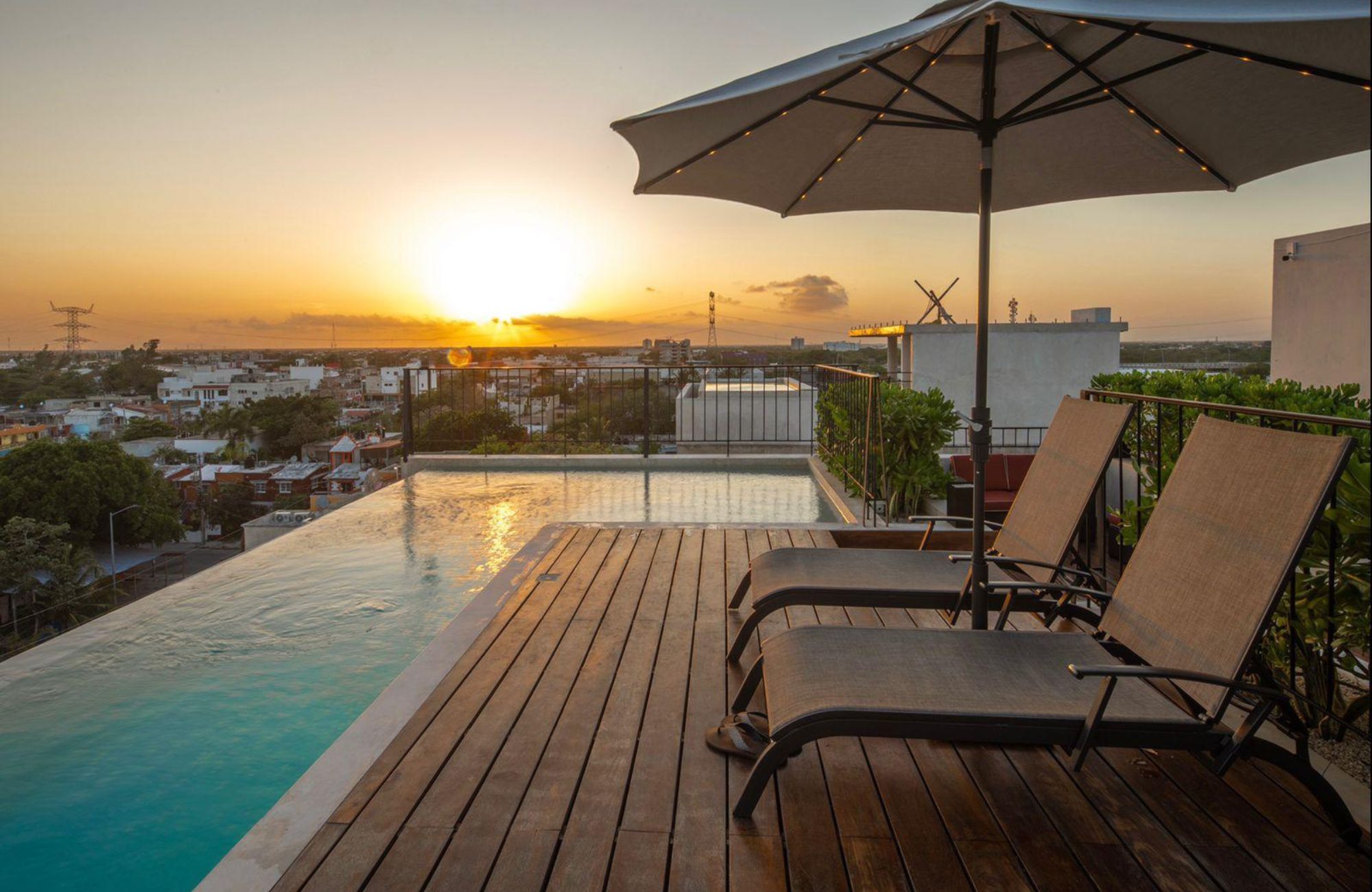 Condo Reduced price with ocean view from infinity pool, 400 meters from the beach and steps from Fifth Avenue. Amenities for the family.