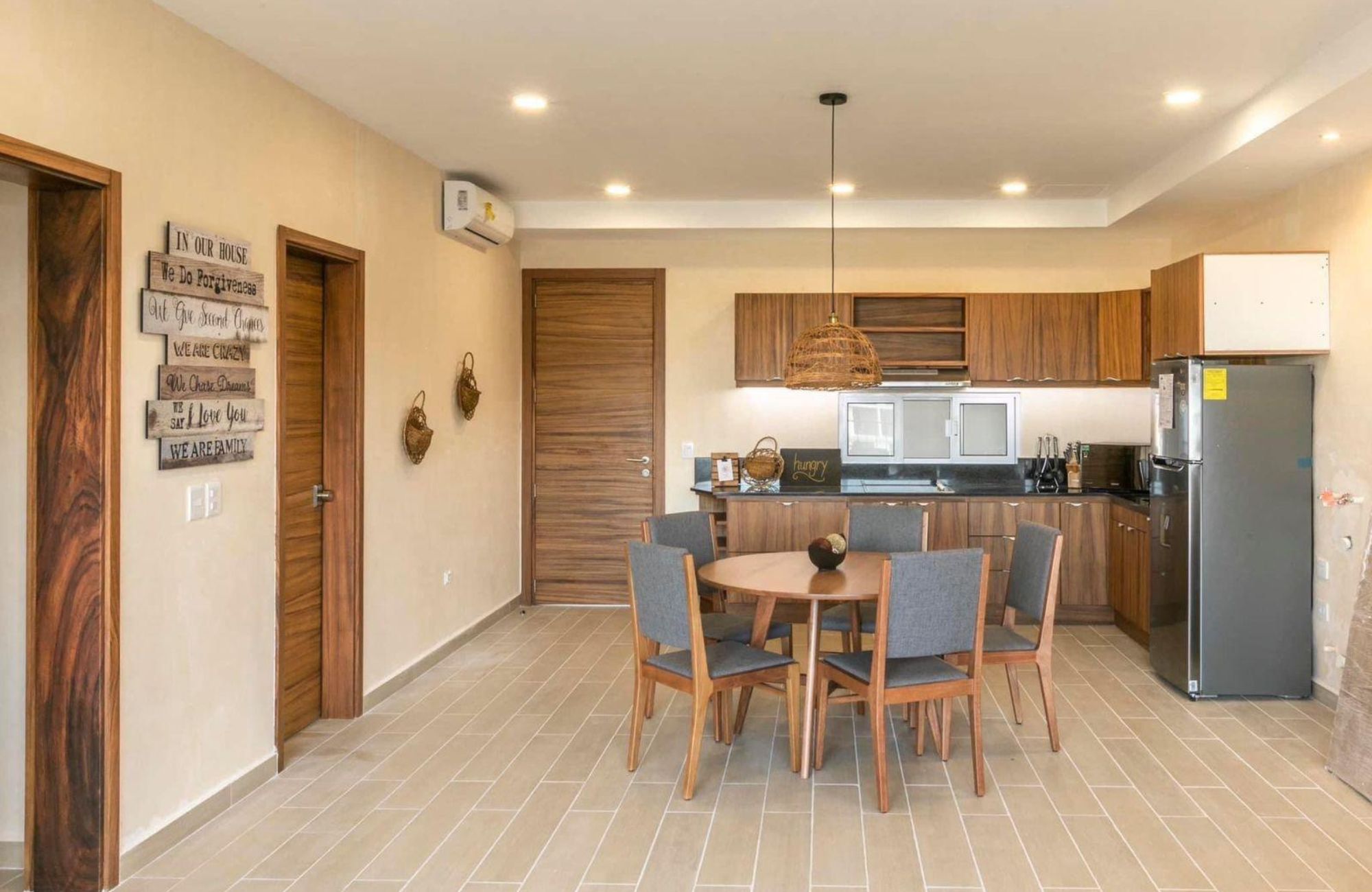 Condo Reduced price with ocean view from infinity pool, 400 meters from the beach and steps from Fifth Avenue. Amenities for the family.