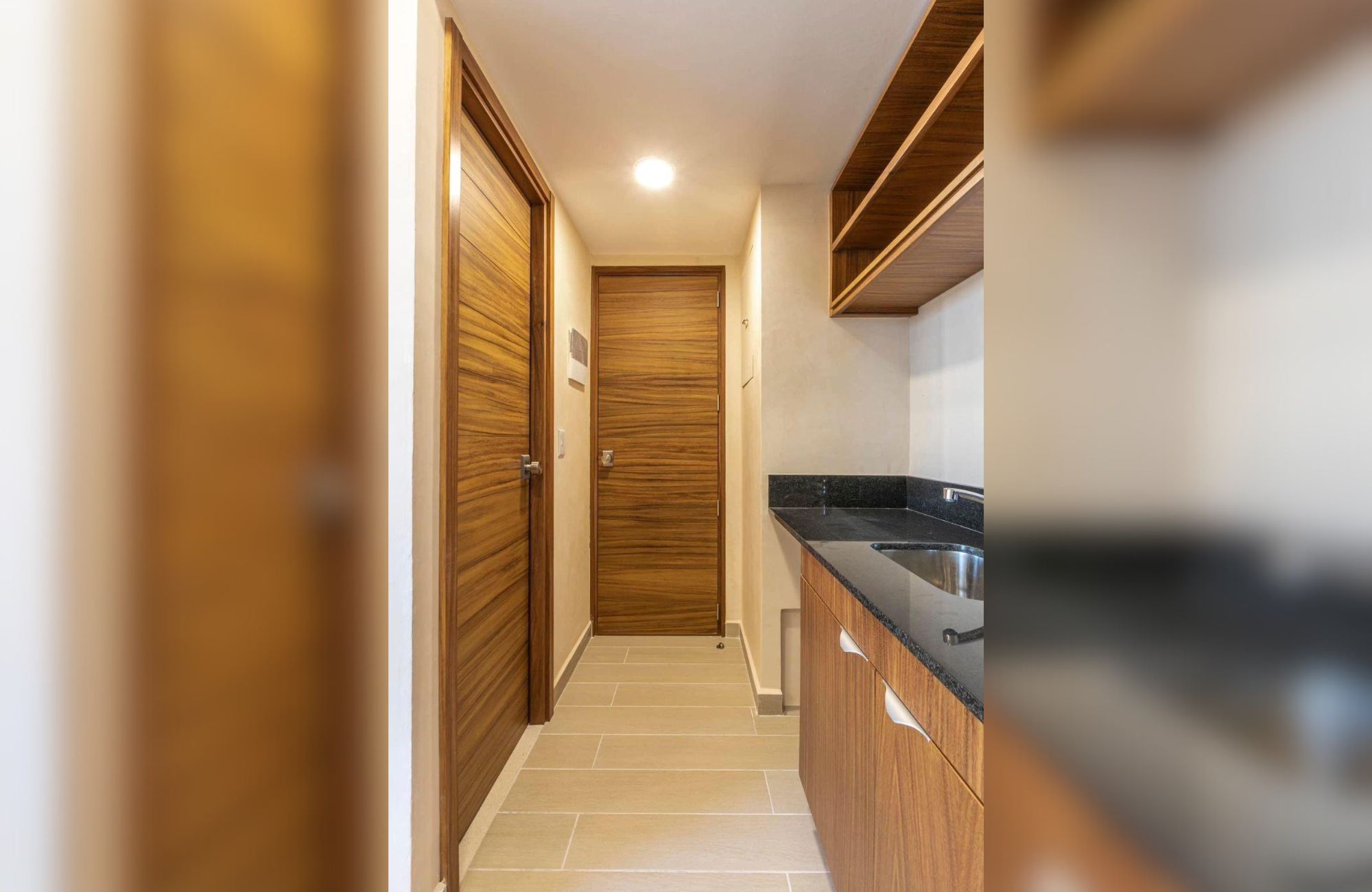 Condo Reduced price with ocean view from infinity pool, 400 meters from the beach and steps from Fifth Avenue. Amenities for the family.