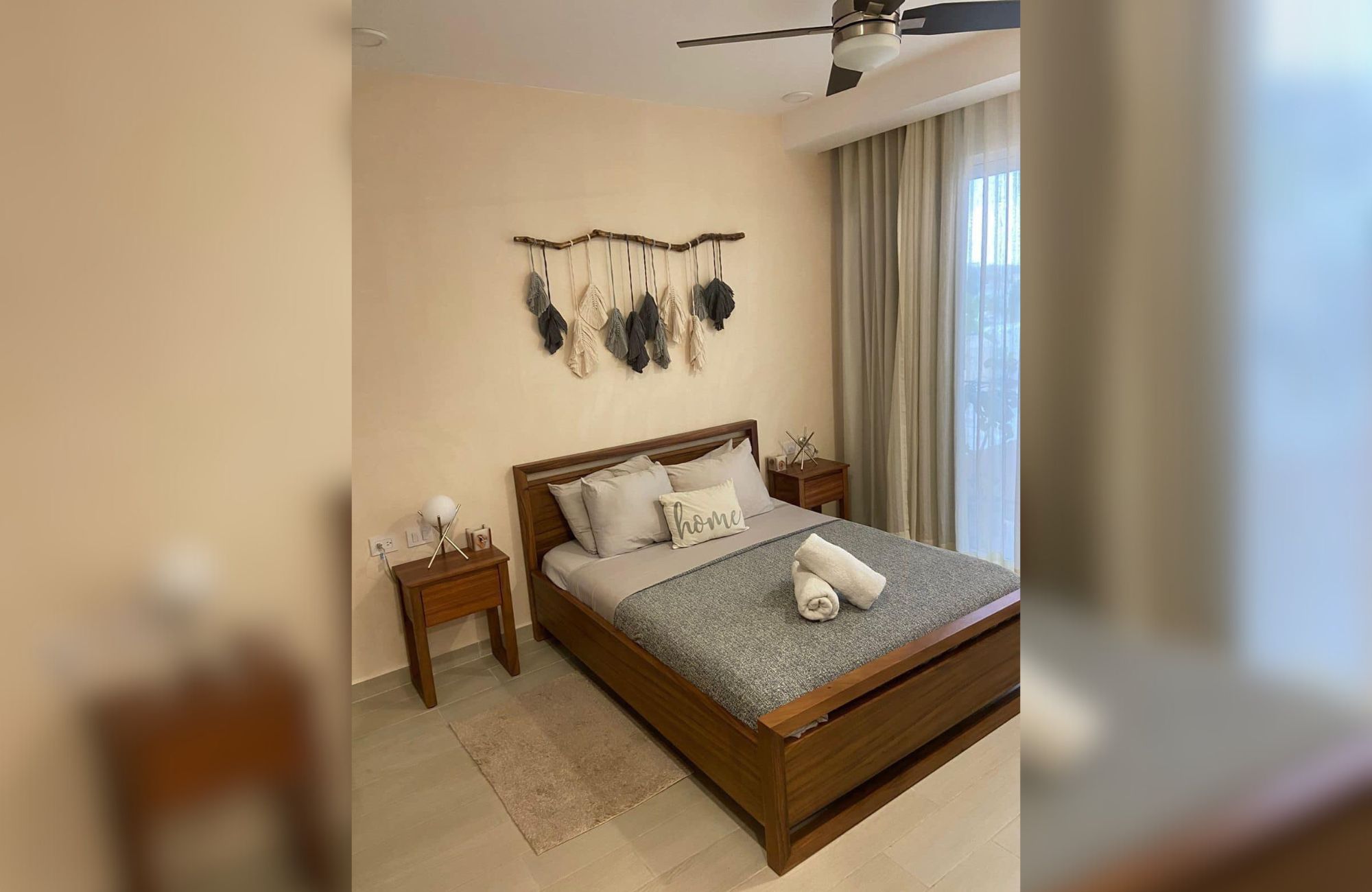 Condo Reduced price with ocean view from infinity pool, 400 meters from the beach and steps from Fifth Avenue. Amenities for the family.