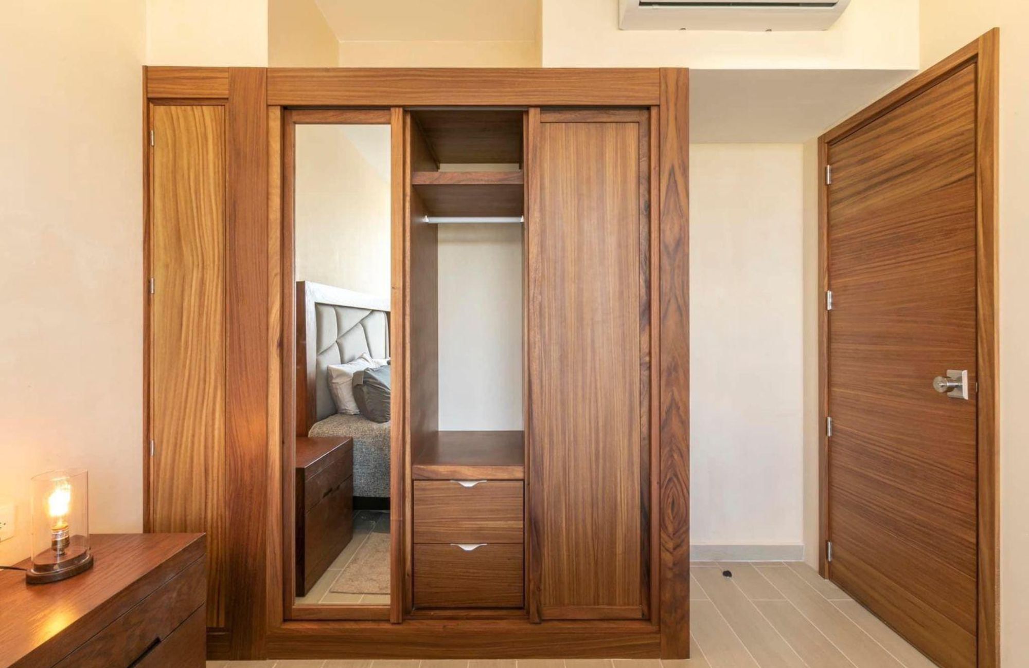 Condo Reduced price with ocean view from infinity pool, 400 meters from the beach and steps from Fifth Avenue. Amenities for the family.