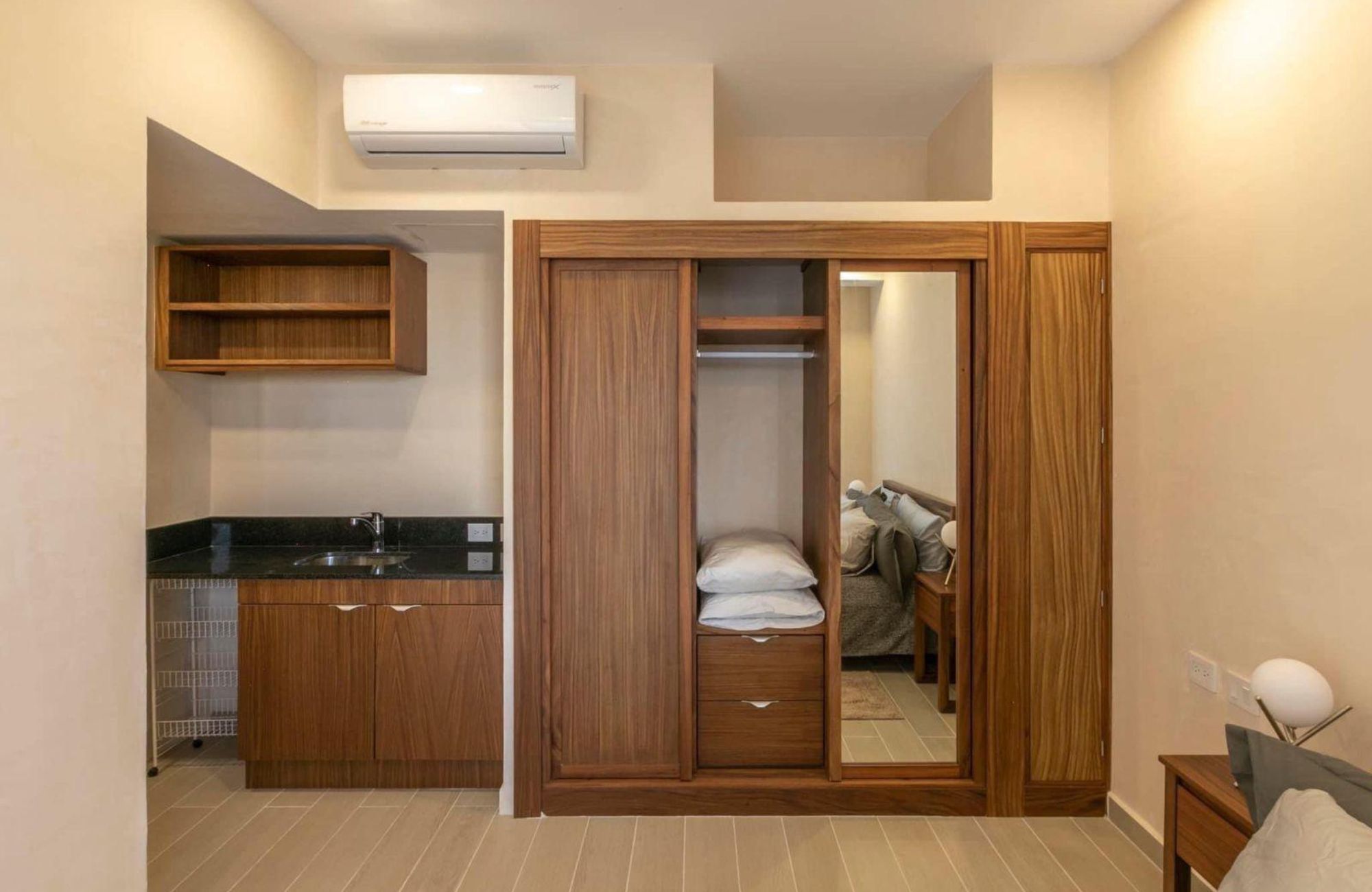 Condo Reduced price with ocean view from infinity pool, 400 meters from the beach and steps from Fifth Avenue. Amenities for the family.