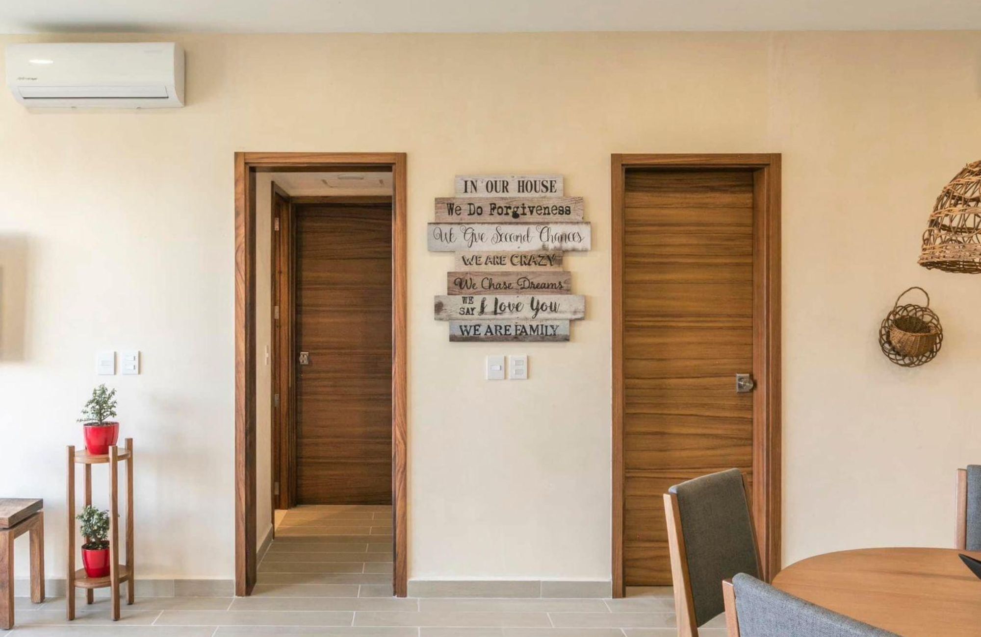 Condo Reduced price with ocean view from infinity pool, 400 meters from the beach and steps from Fifth Avenue. Amenities for the family.