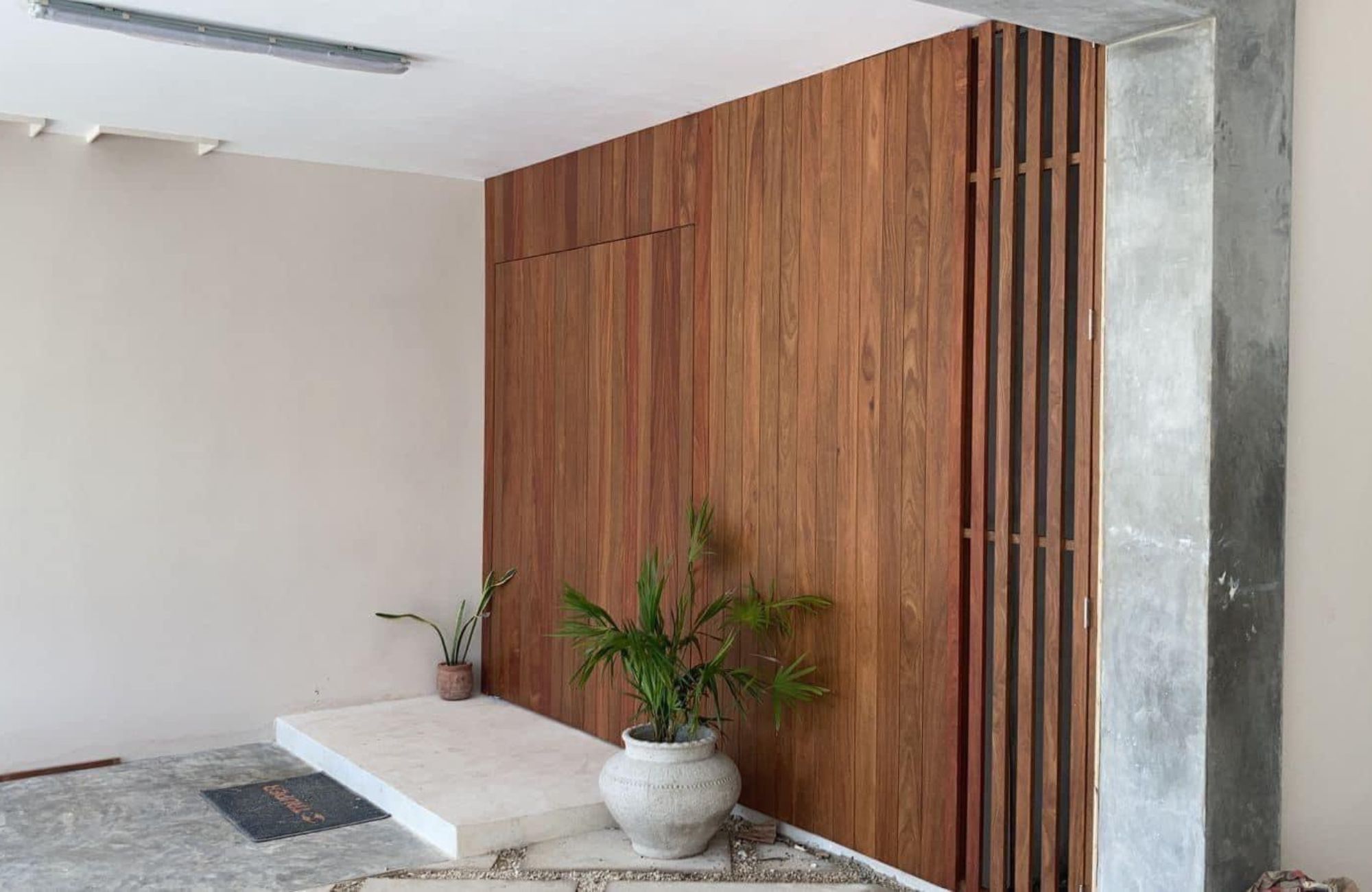 Condo Reduced price with ocean view from infinity pool, 400 meters from the beach and steps from Fifth Avenue. Amenities for the family.