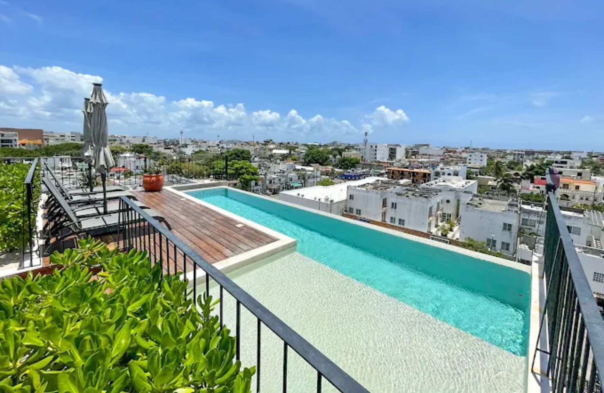 Condo Reduced price with ocean view from infinity pool, 400 meters from the beach and steps from Fifth Avenue. Amenities for the family.