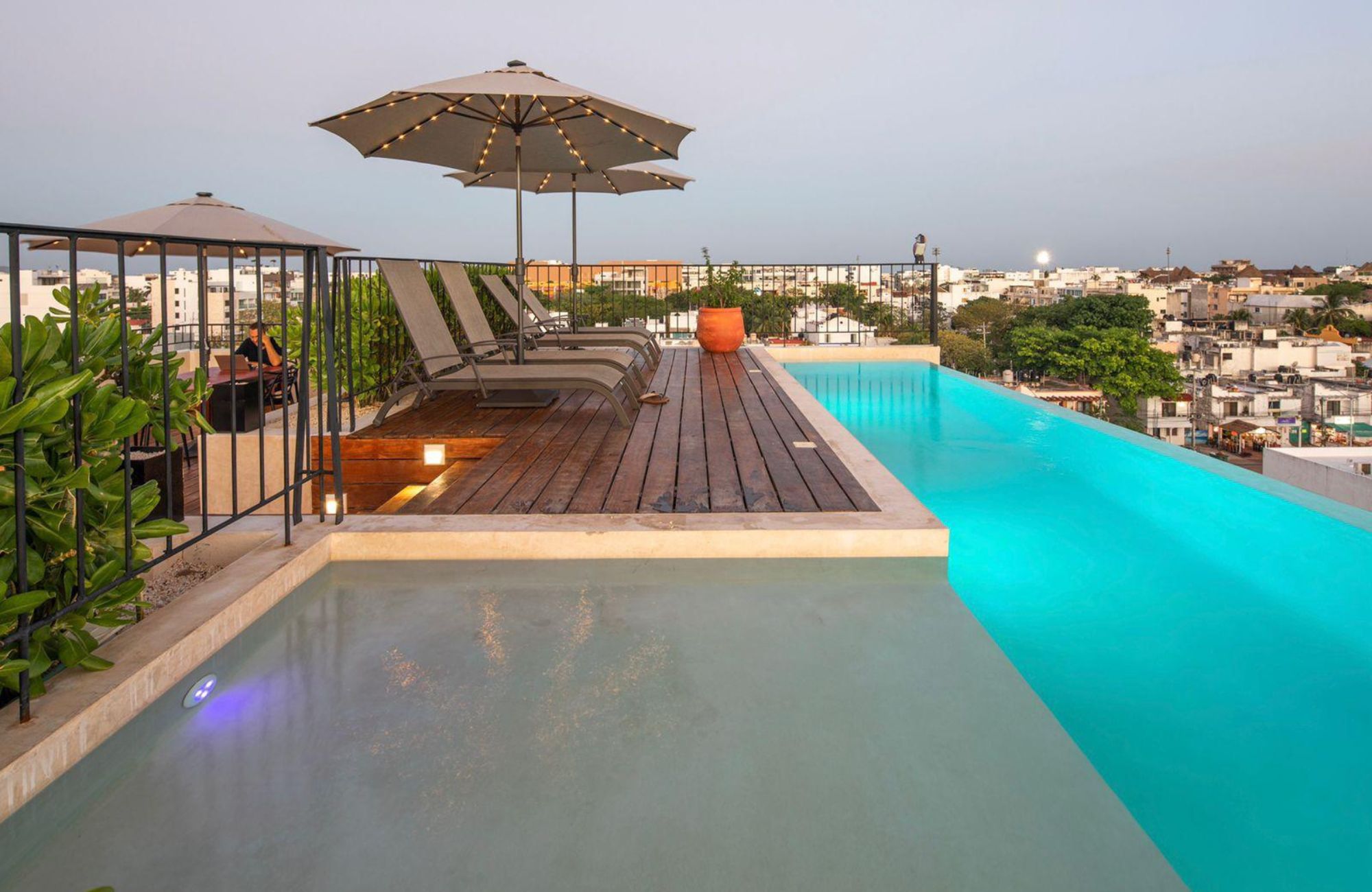 Condo Reduced price with ocean view from infinity pool, 400 meters from the beach and steps from Fifth Avenue. Amenities for the family.