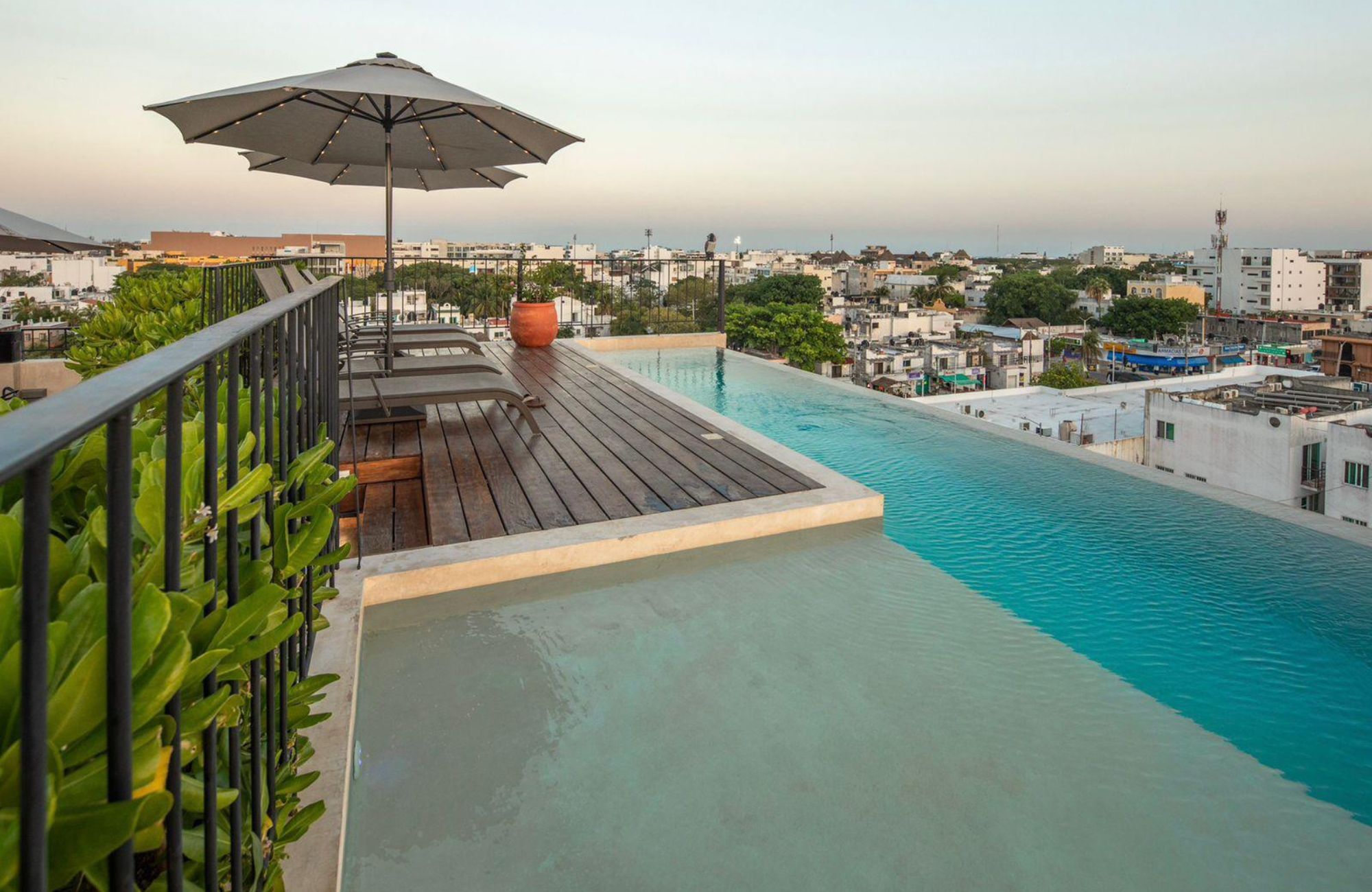 Condo Reduced price with ocean view from infinity pool, 400 meters from the beach and steps from Fifth Avenue. Amenities for the family.