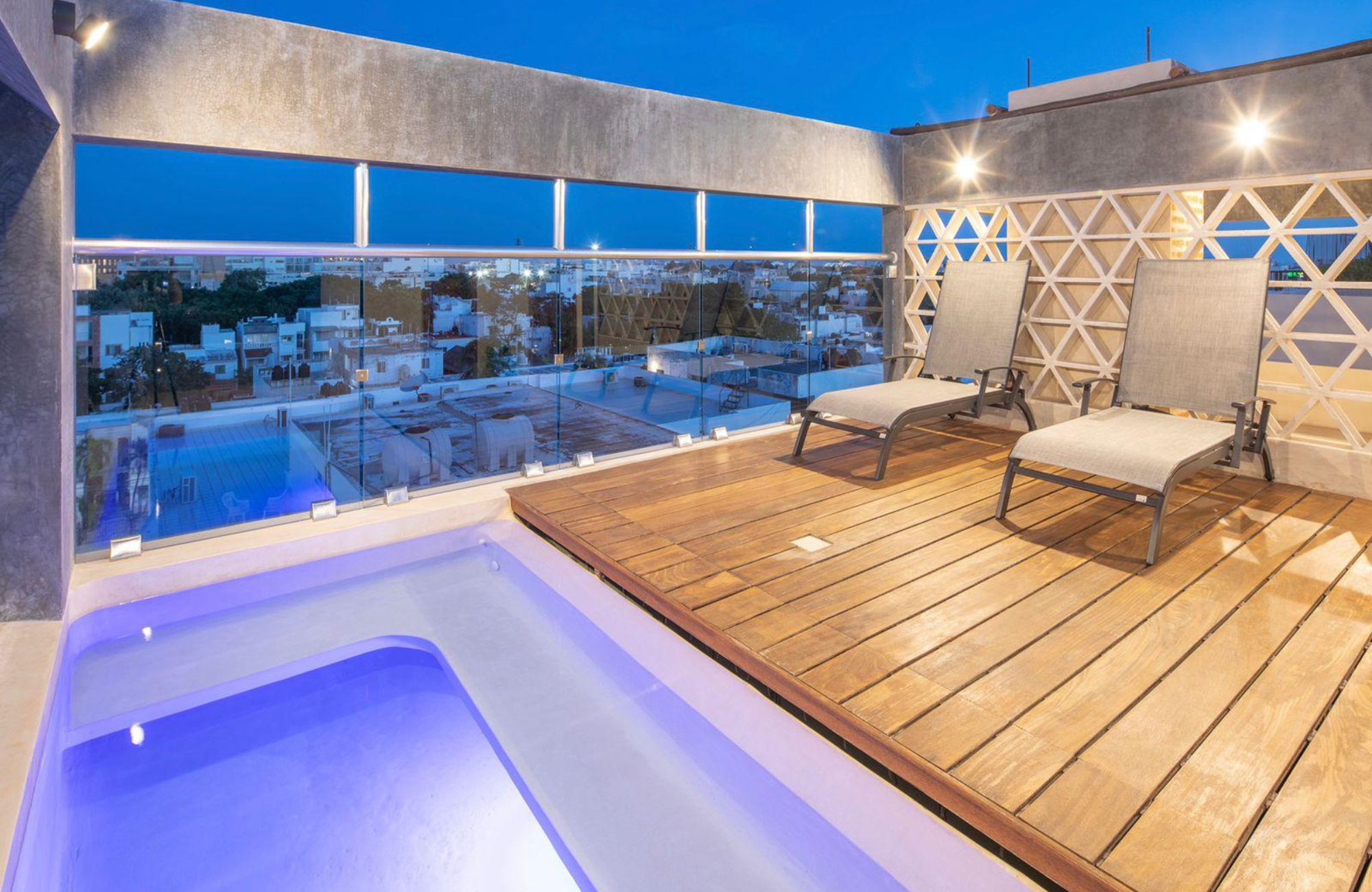 Condo Reduced price with ocean view from infinity pool, 400 meters from the beach and steps from Fifth Avenue. Amenities for the family.