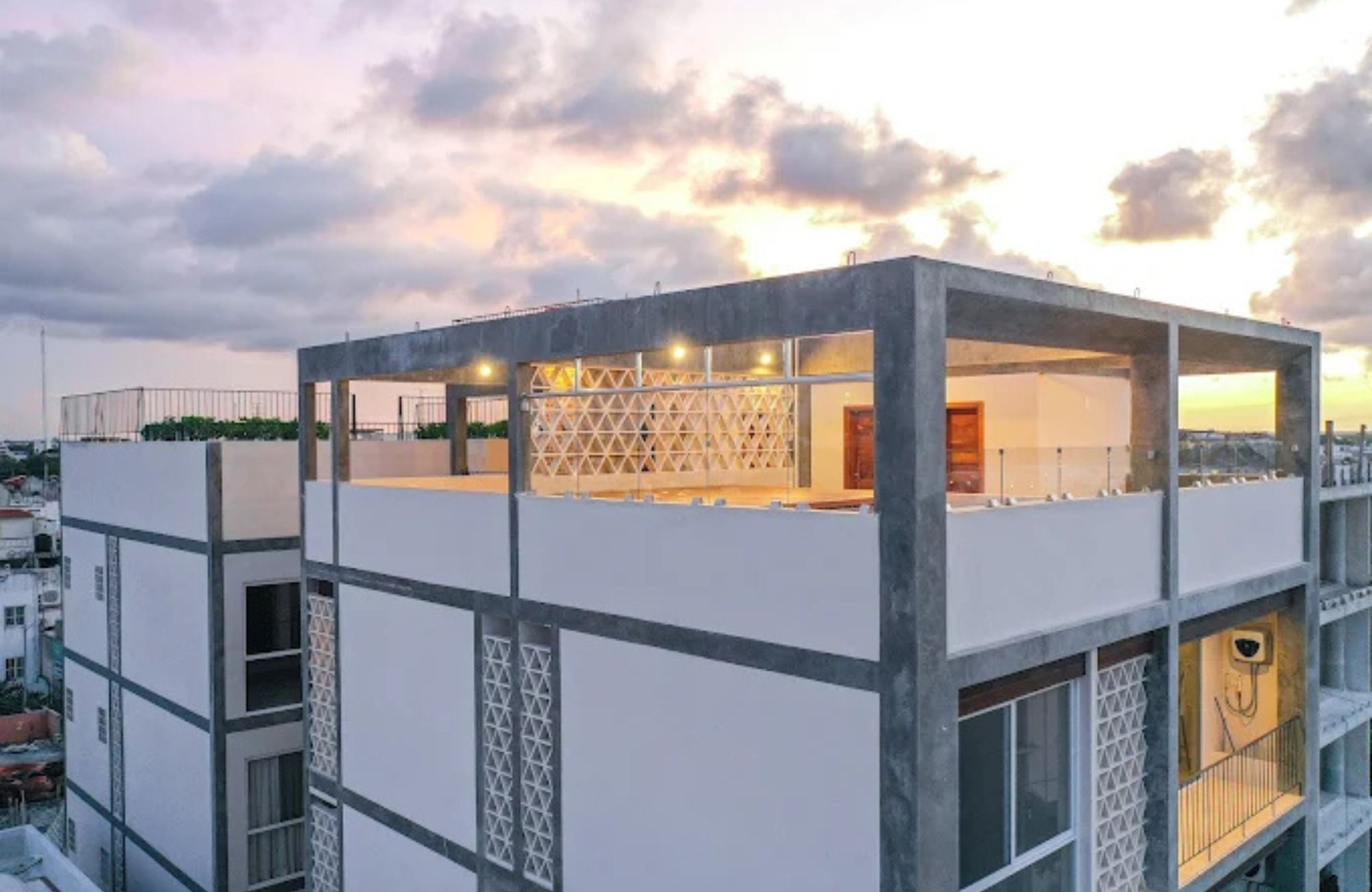 Condo Reduced price with ocean view from infinity pool, 400 meters from the beach and steps from Fifth Avenue. Amenities for the family.