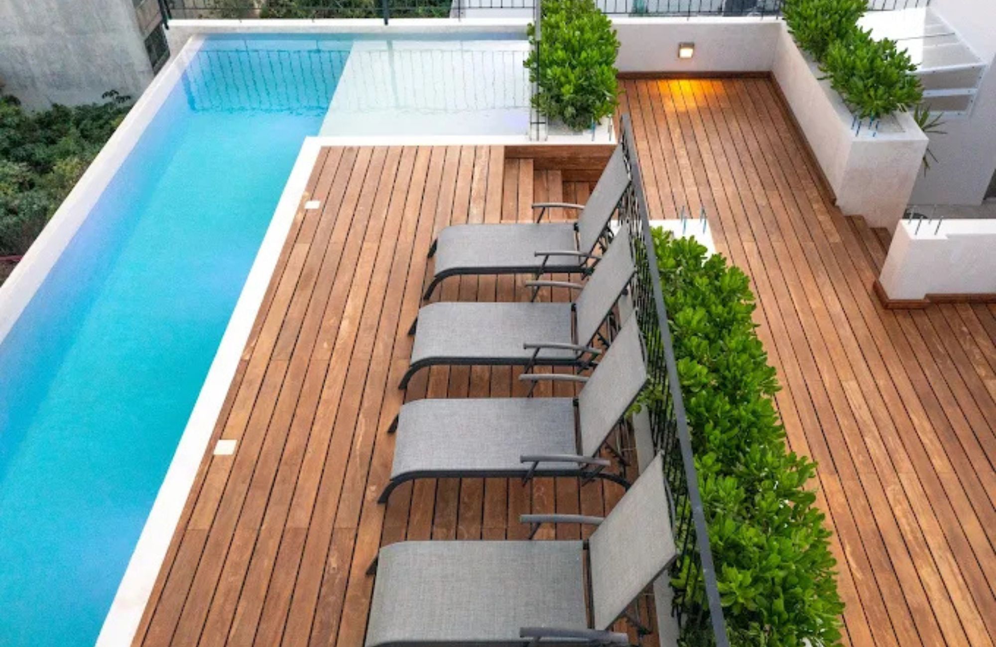 Condo Reduced price with ocean view from infinity pool, 400 meters from the beach and steps from Fifth Avenue. Amenities for the family.