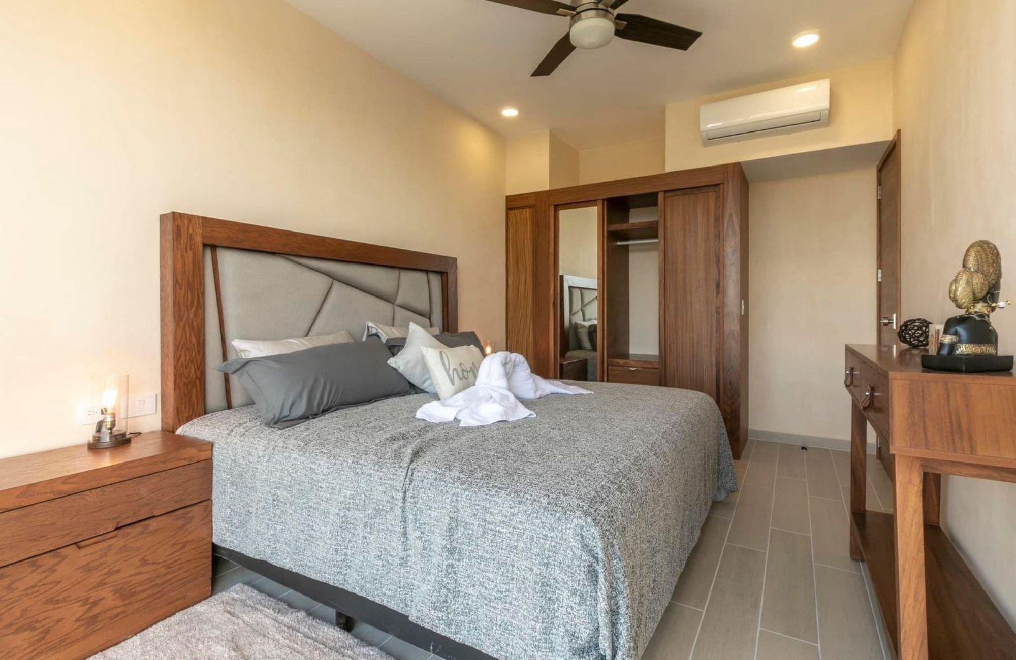 Condo Reduced price with ocean view from infinity pool, 400 meters from the beach and steps from Fifth Avenue. Amenities for the family.