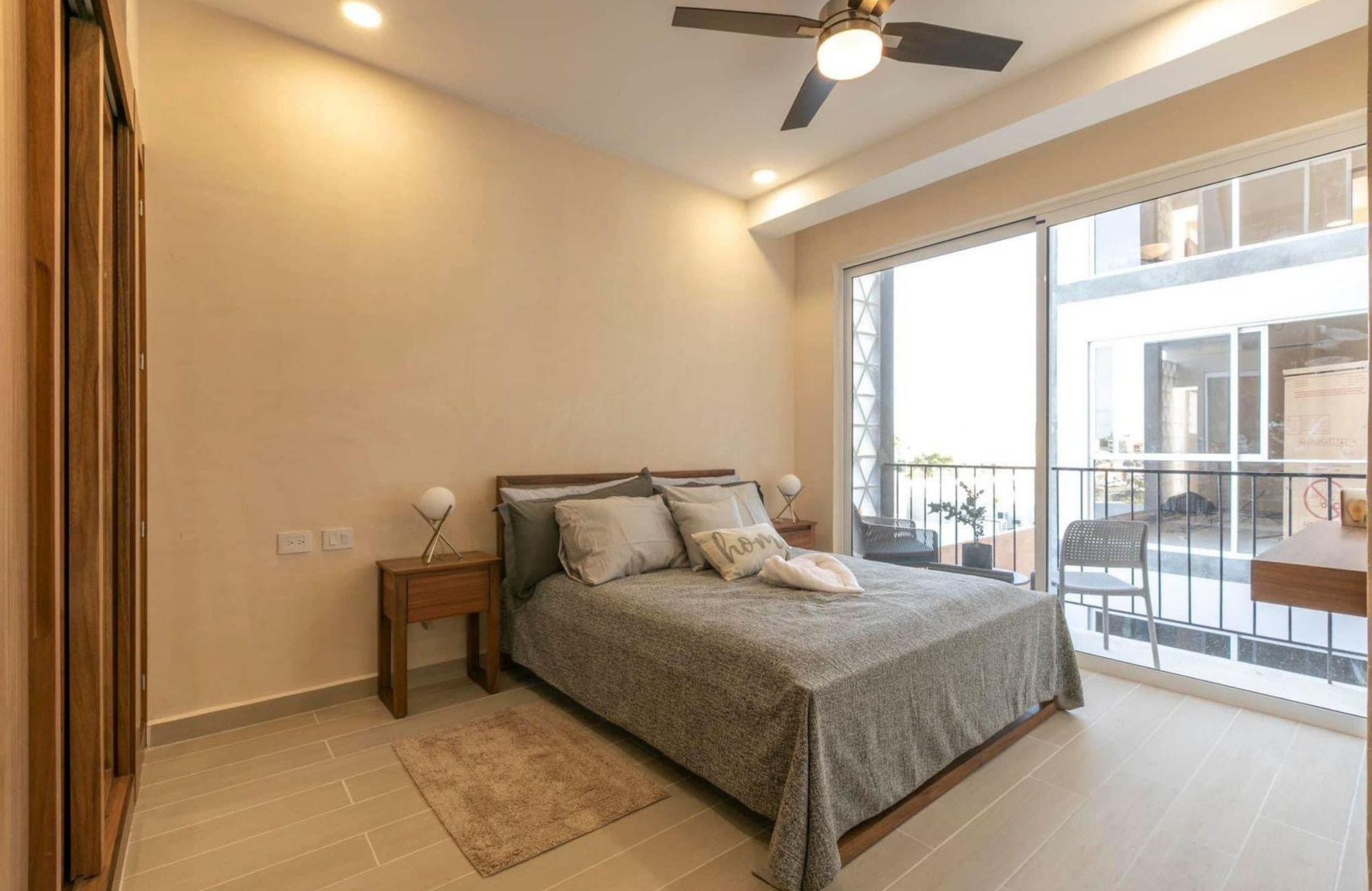 Condo Reduced price with ocean view from infinity pool, 400 meters from the beach and steps from Fifth Avenue. Amenities for the family.