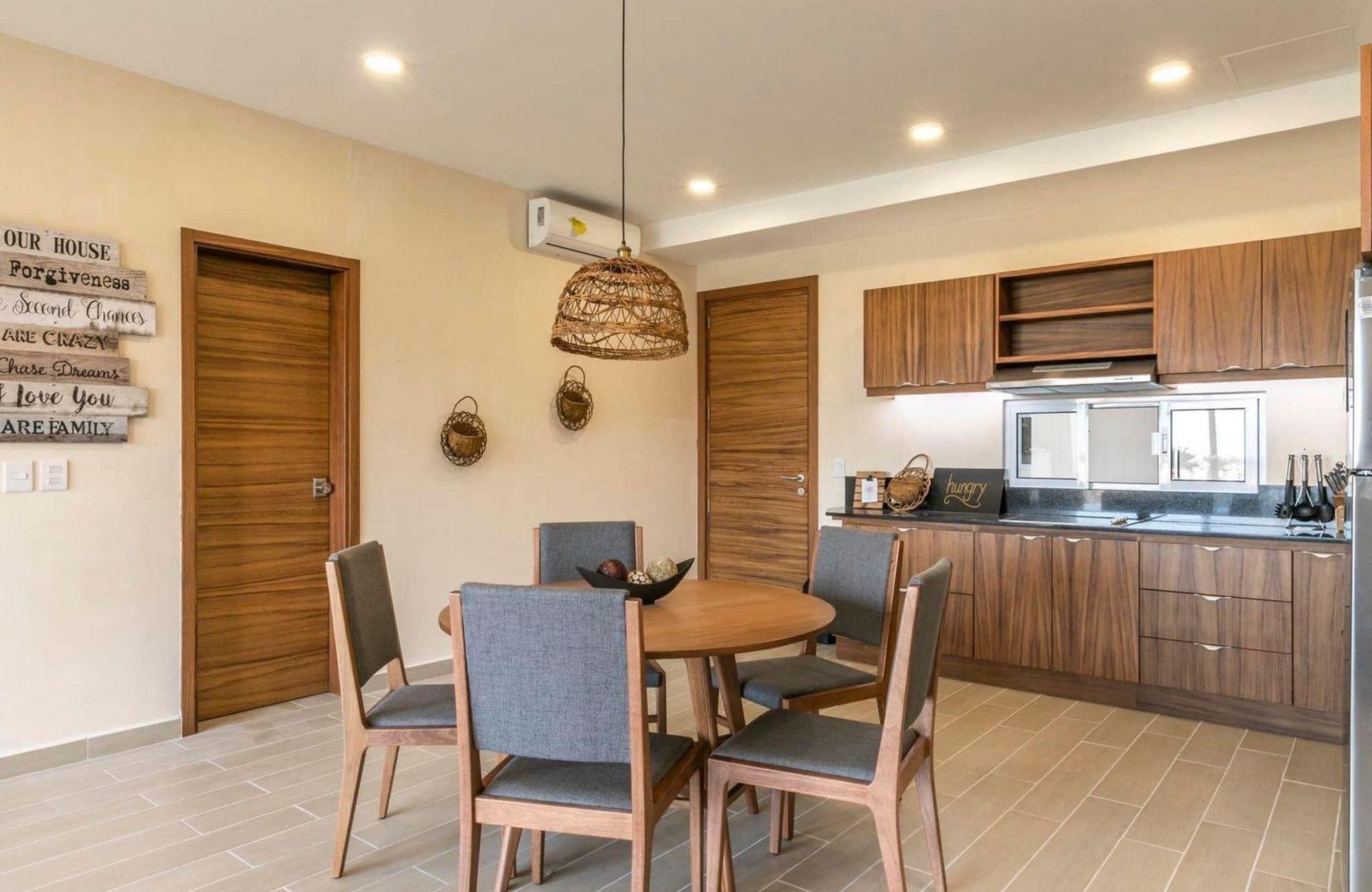 Condo Reduced price with ocean view from infinity pool, 400 meters from the beach and steps from Fifth Avenue. Amenities for the family.