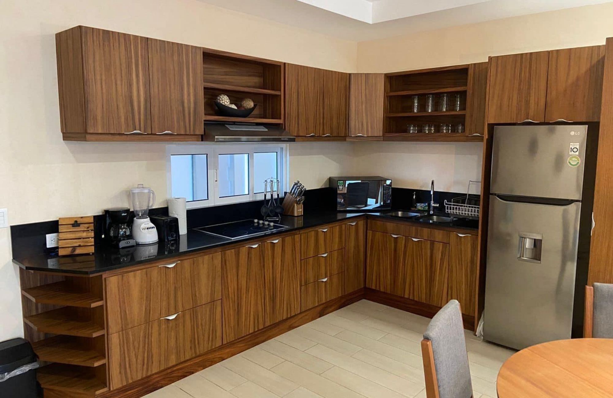 Condo Reduced price with ocean view from infinity pool, 400 meters from the beach and steps from Fifth Avenue. Amenities for the family.