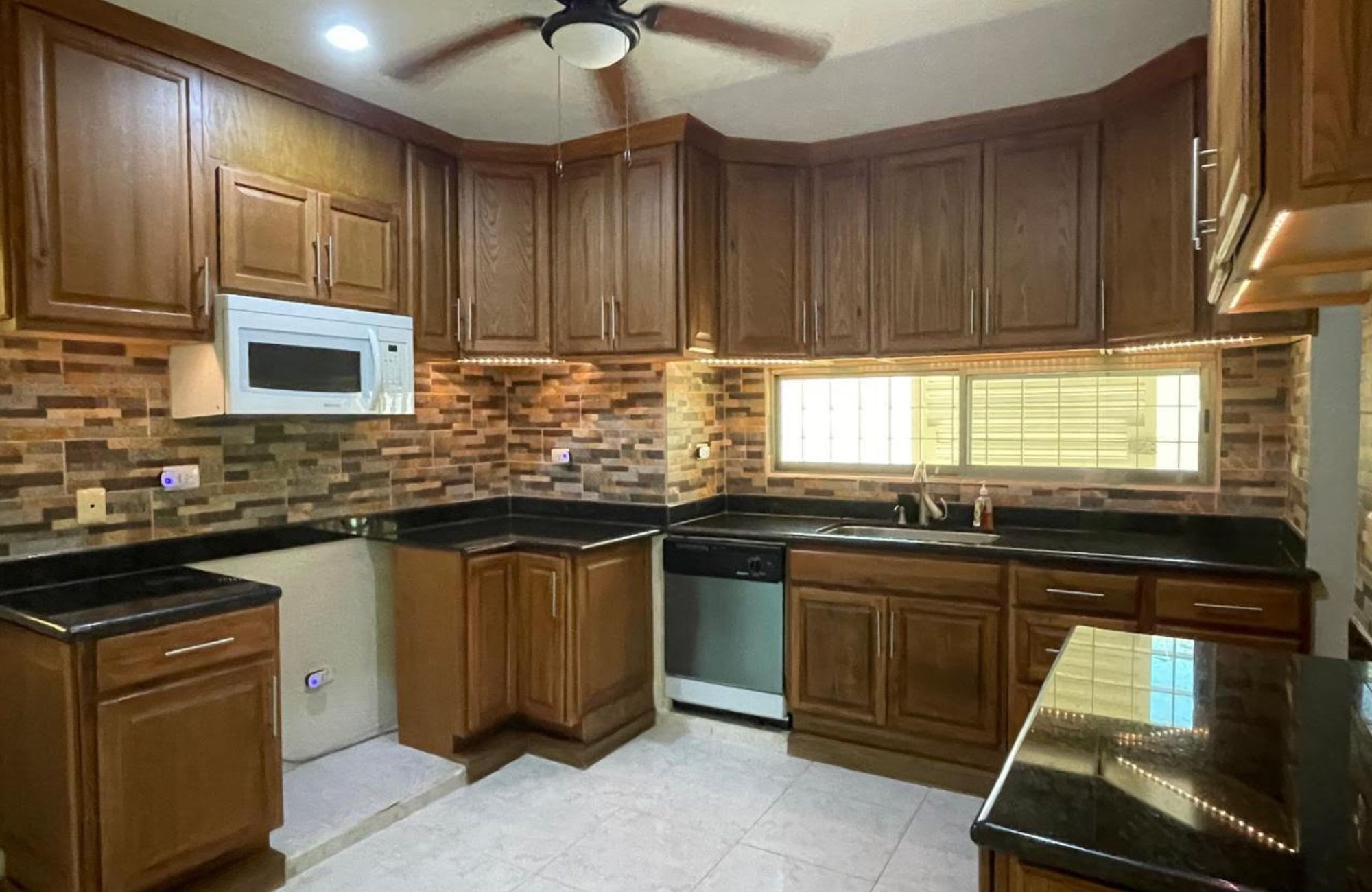 House with rooftop, terrace and patio in downtown M&eacute;rida.