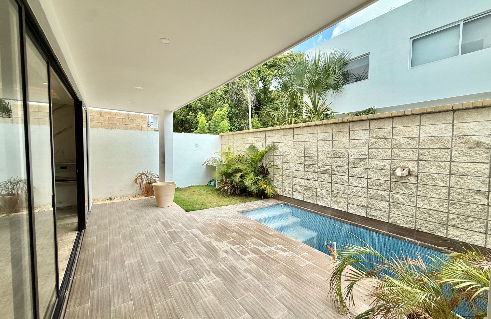 Casa con alberca privada, techos altos, en venta Residencial Aqua, Canc&uacute;n