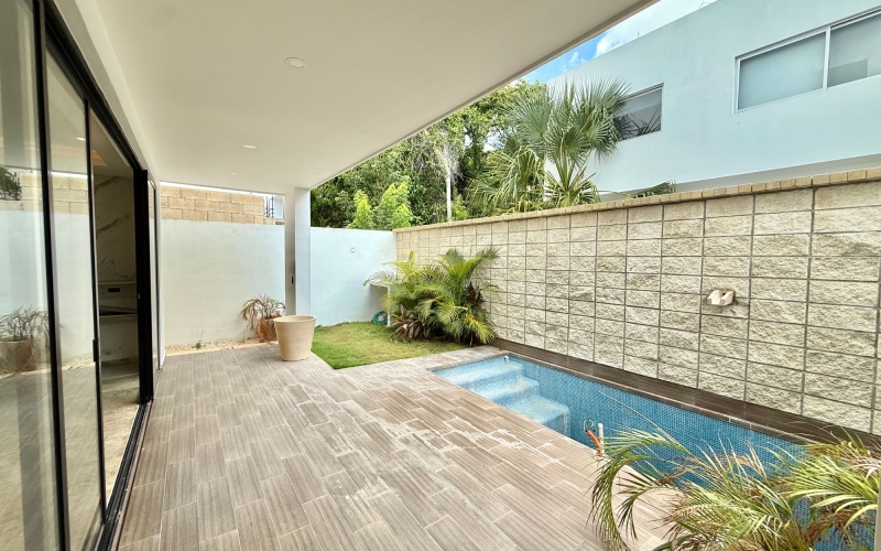 Casa de tres niveles con alberca privada, en venta, Aqua Residencial, Canc&uacute;n