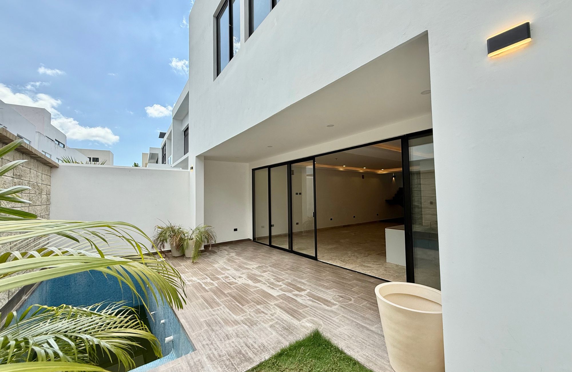 Casa con alberca privada, techos altos, en venta Residencial Aqua, Canc&uacute;n
