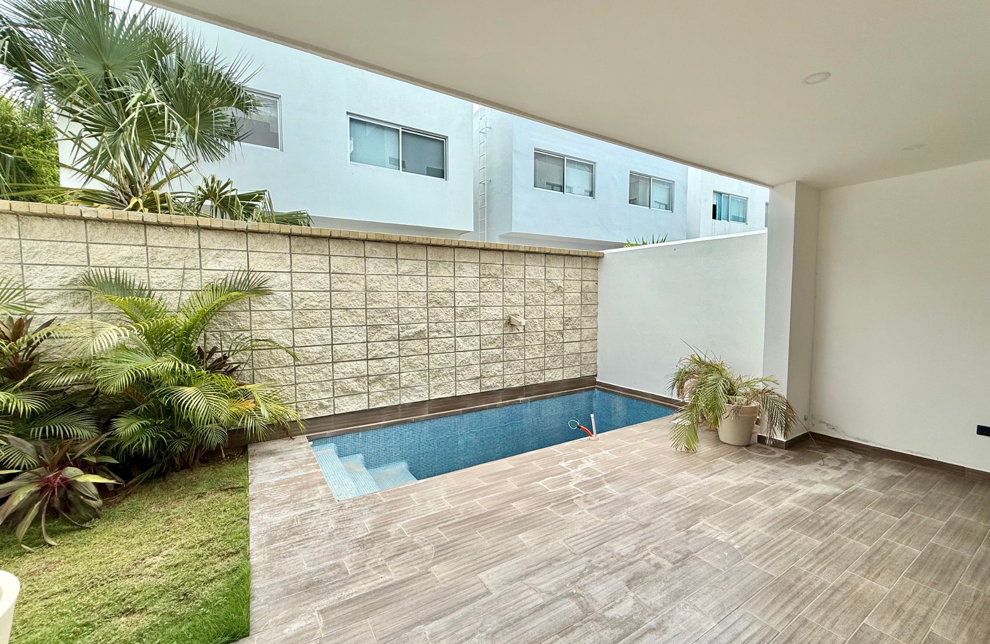 Casa con alberca privada, techos altos, en venta Residencial Aqua, Canc&uacute;n