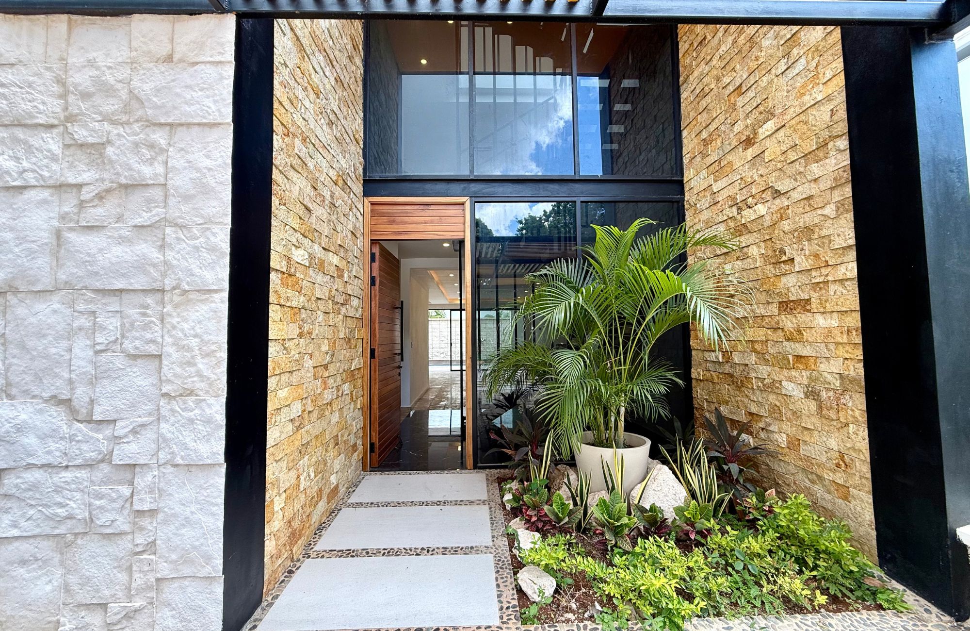 Casa con alberca privada, techos altos, en venta Residencial Aqua, Canc&uacute;n