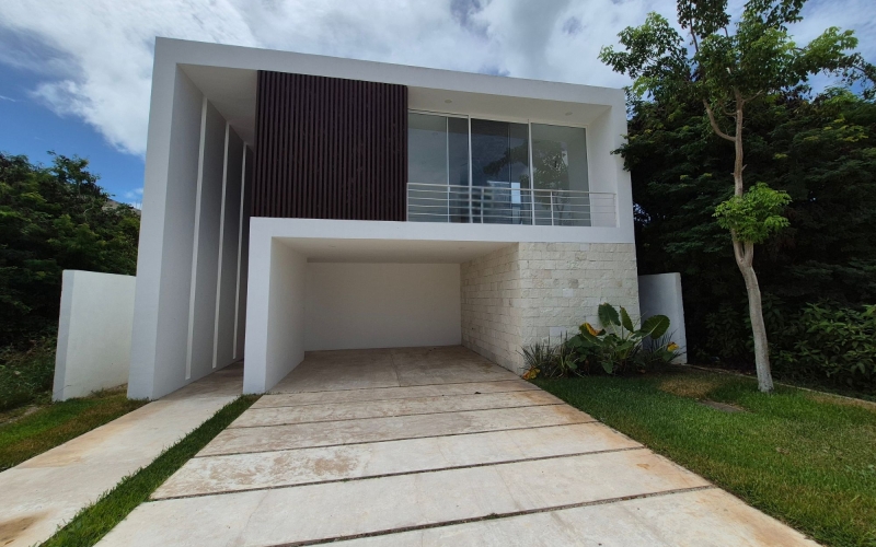 House with private pool in a gated community for sale, Zona Norte, M&eacute;rida