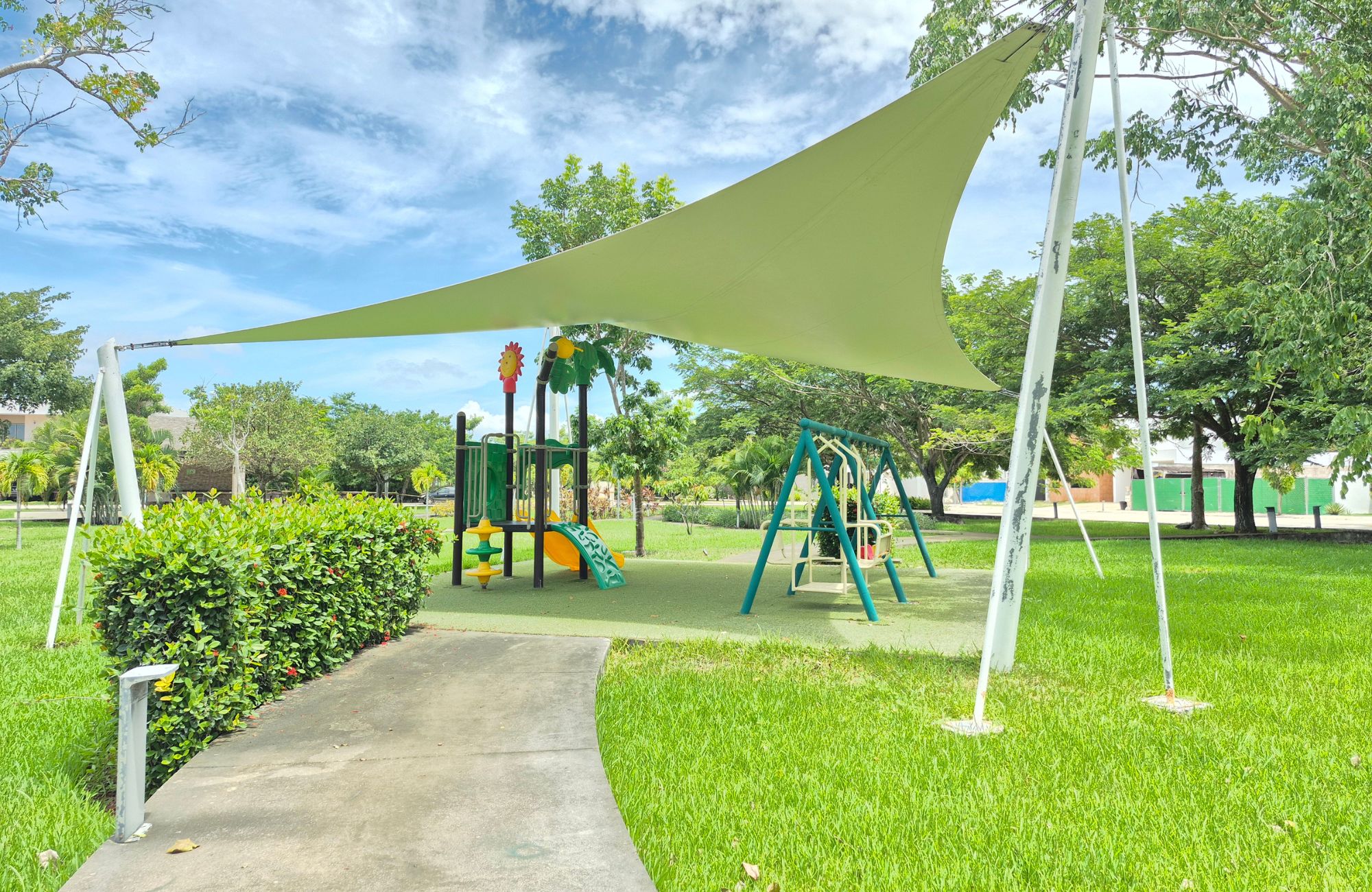 House with private pool and clubhouse, for sale, Cholul, M&eacute;rida