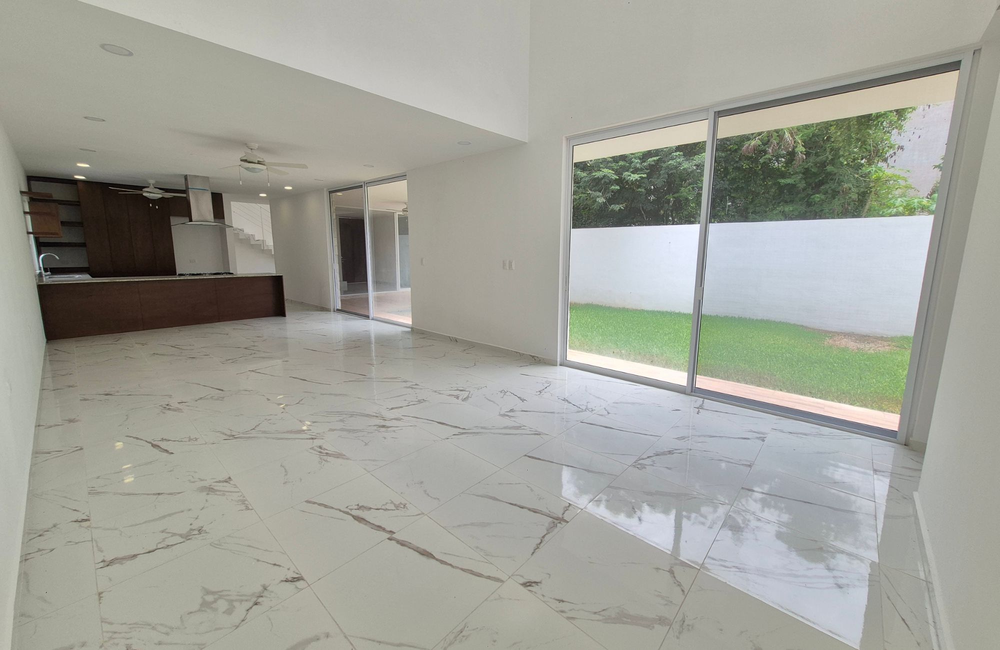House with private pool and clubhouse, for sale, Cholul, M&eacute;rida