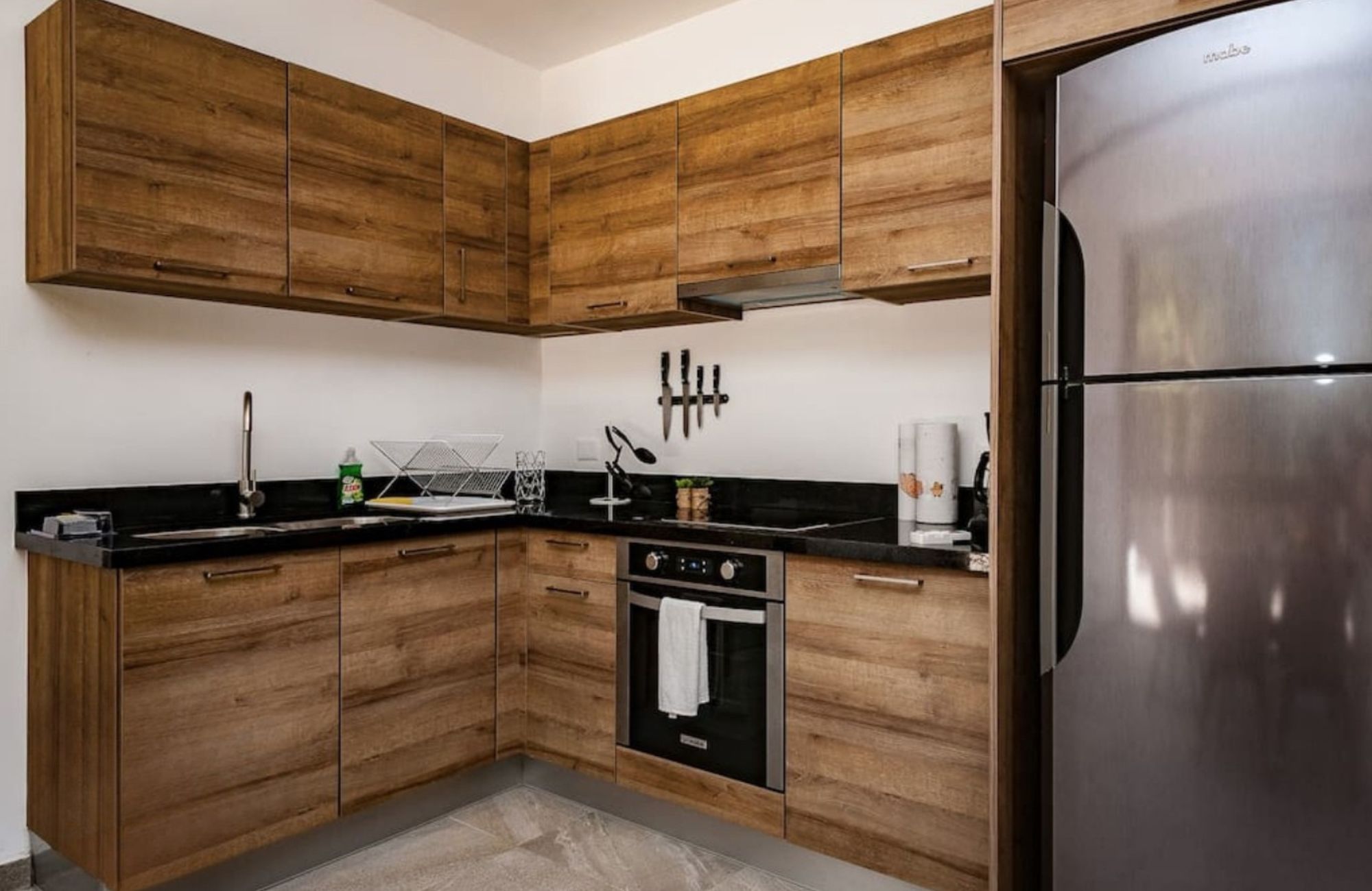 Swim up condo, direct access to the pool from your terrace, gym, restaurant, outdoor yoga area, bicycles, 5 minutes from the beach