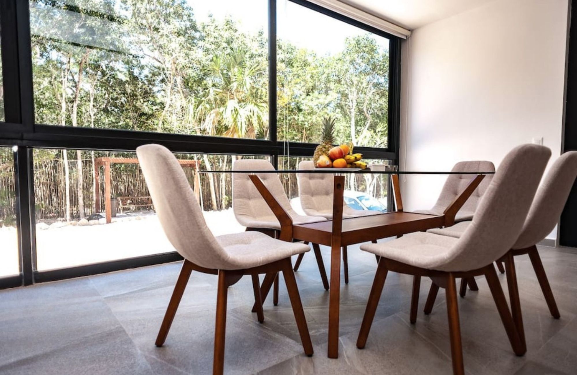 Swim up condo, direct access to the pool from your terrace, gym, restaurant, outdoor yoga area, bicycles, 5 minutes from the beach