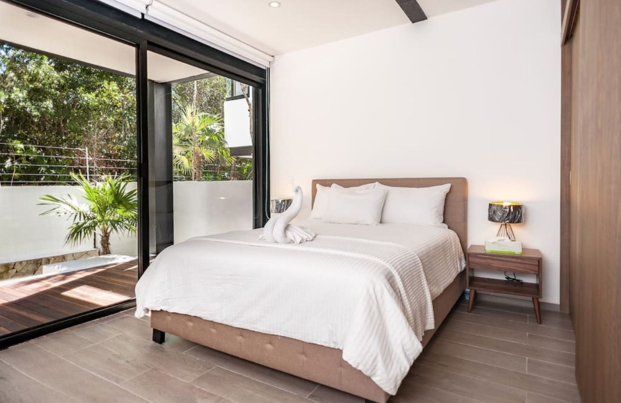 Swim up condo, direct access to the pool from your terrace, gym, restaurant, outdoor yoga area, bicycles, 5 minutes from the beach