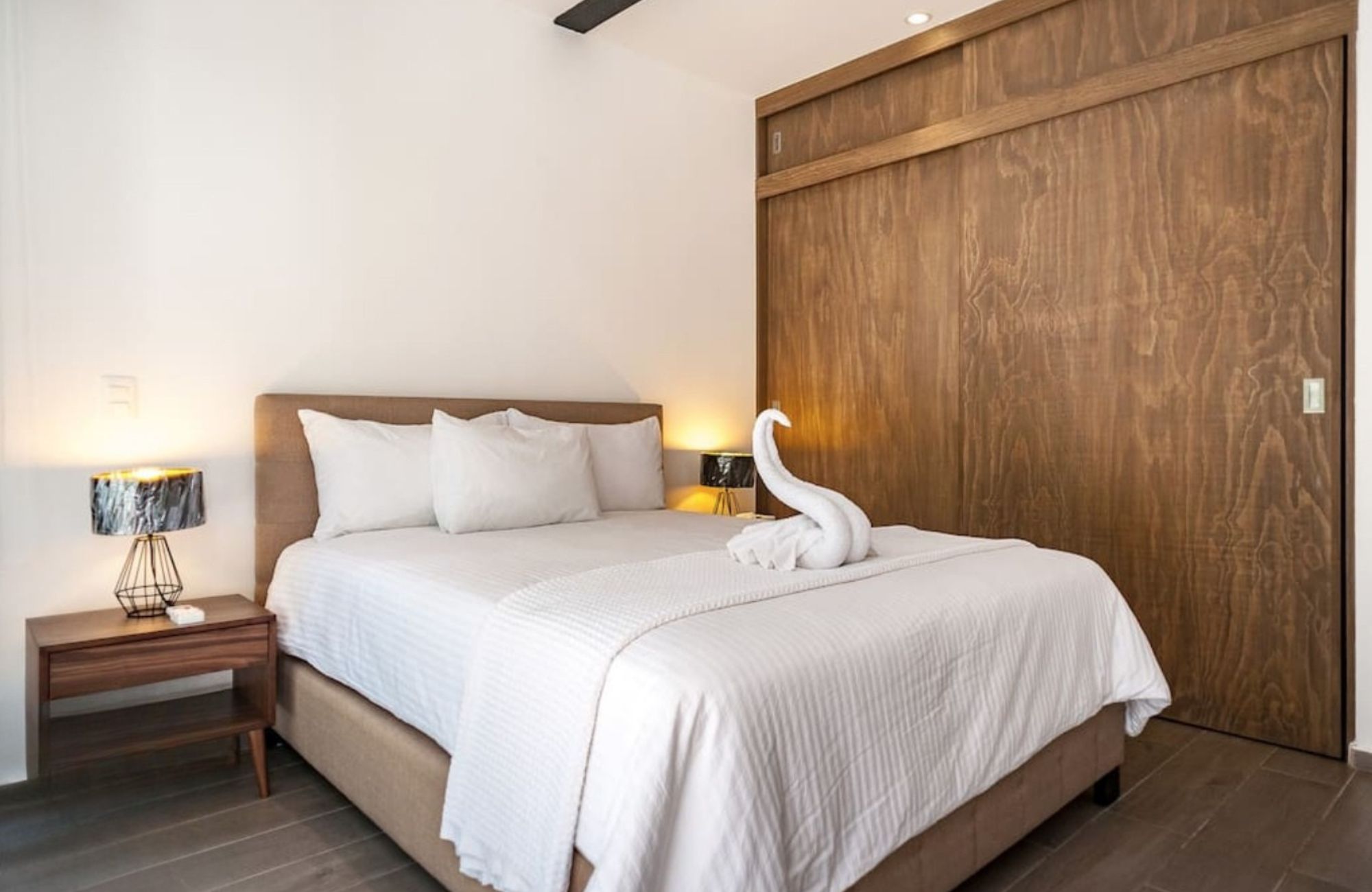 Swim up condo, direct access to the pool from your terrace, gym, restaurant, outdoor yoga area, bicycles, 5 minutes from the beach