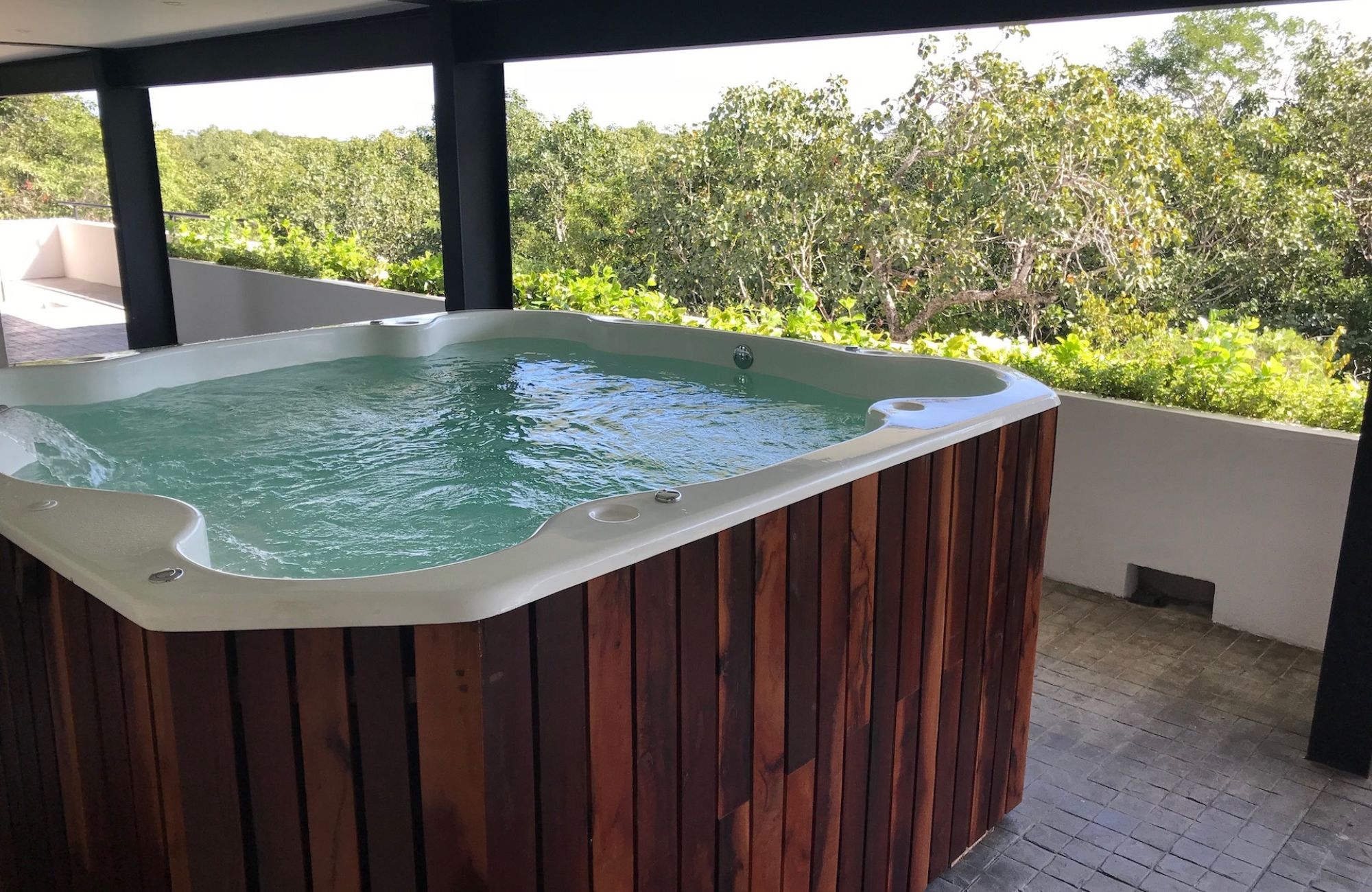 Swim up condo, direct access to the pool from your terrace, gym, restaurant, outdoor yoga area, bicycles, 5 minutes from the beach